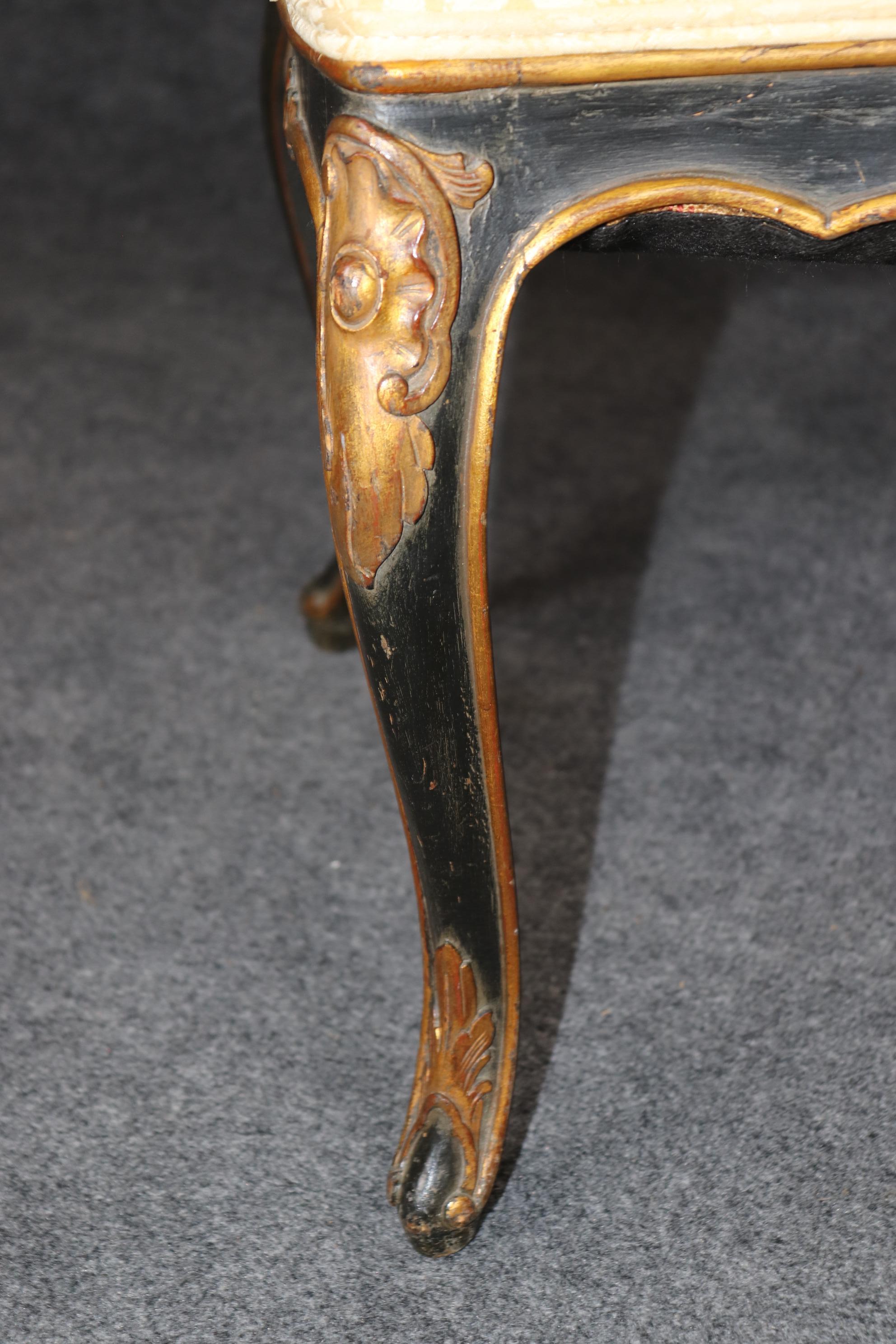 Fantástico Par de Sillas Laterales Francesas Estilo Luis XV Ebonizadas Talladas y Doradas en venta 5