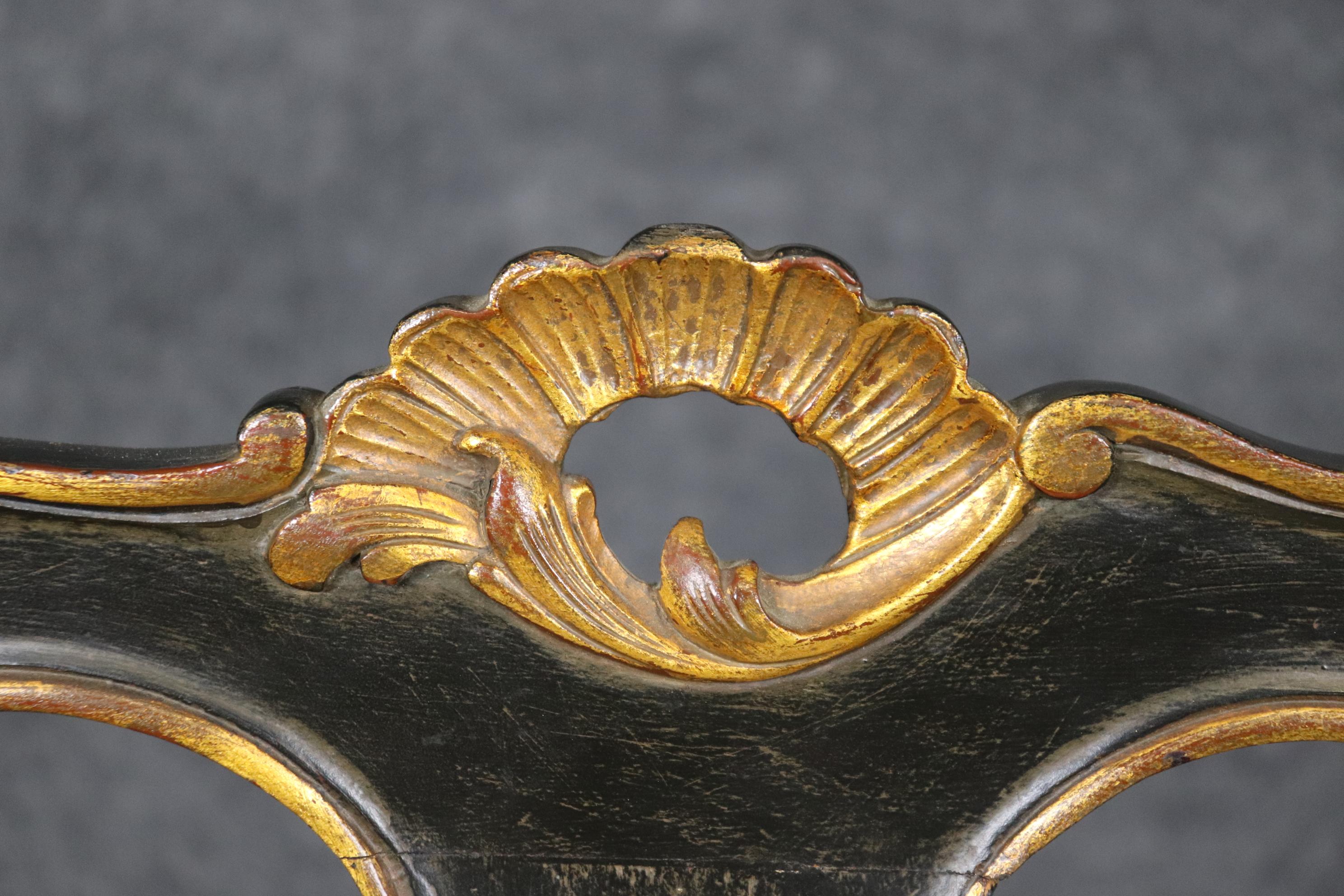 No se trata simplemente de un par de sillas auxiliares. Son una representación de lo que pueden ser las sillas auxiliares cuando se representan como una forma de arte. El tallado y el detalle de la laca ebonizada en contraste con los detalles