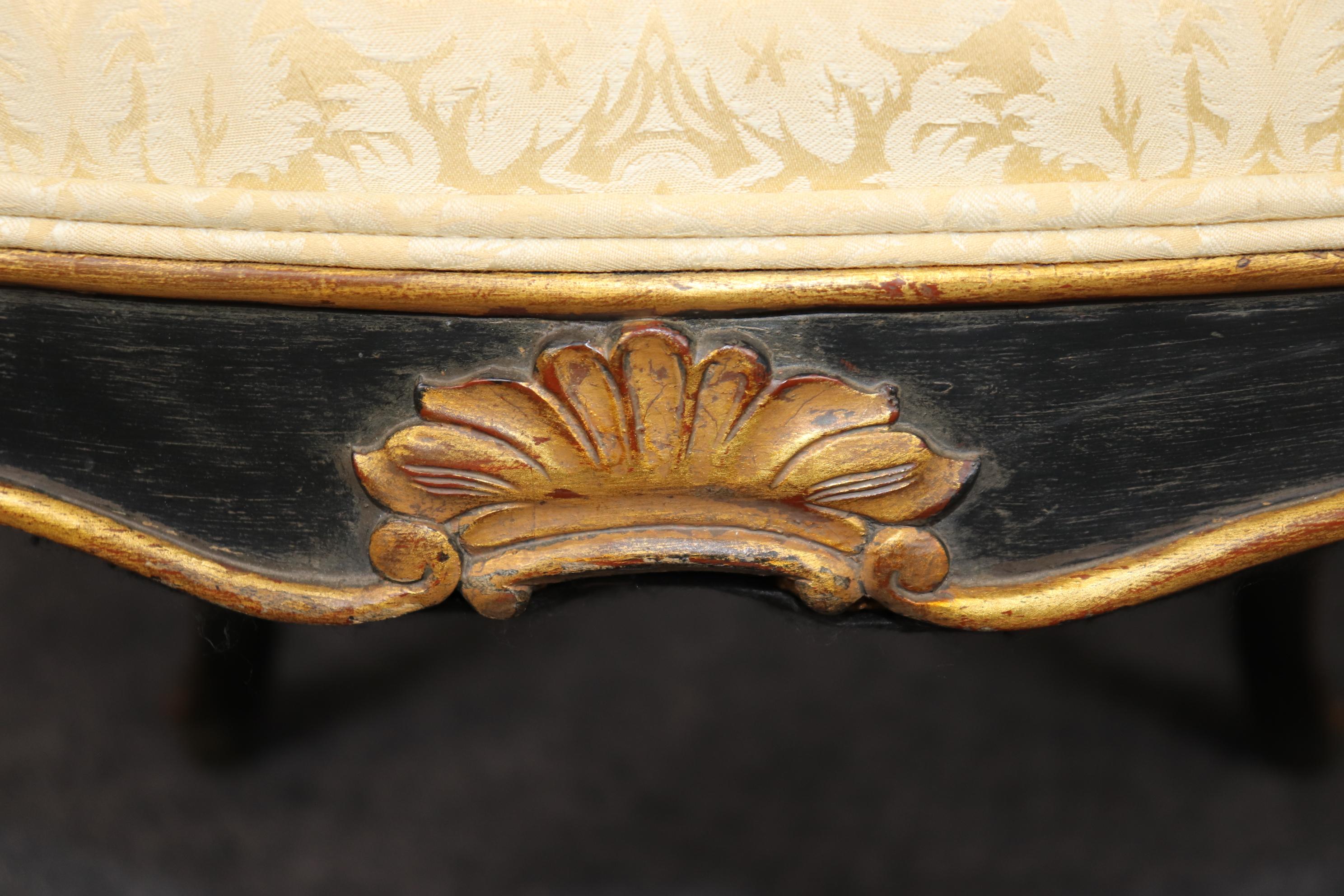 Fantástico Par de Sillas Laterales Francesas Estilo Luis XV Ebonizadas Talladas y Doradas Francés en venta