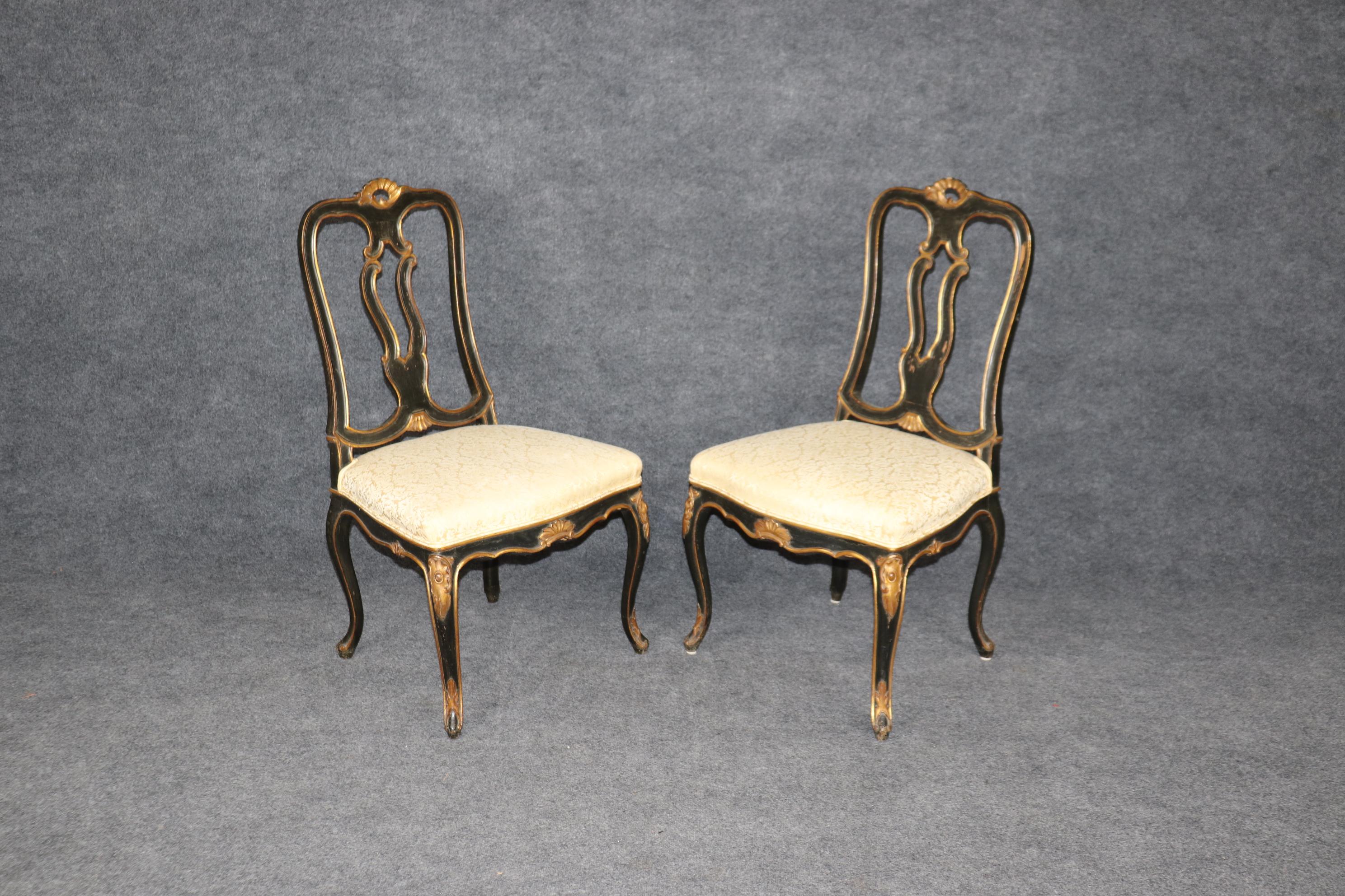 Fantástico Par de Sillas Laterales Francesas Estilo Luis XV Ebonizadas Talladas y Doradas principios del siglo XX en venta