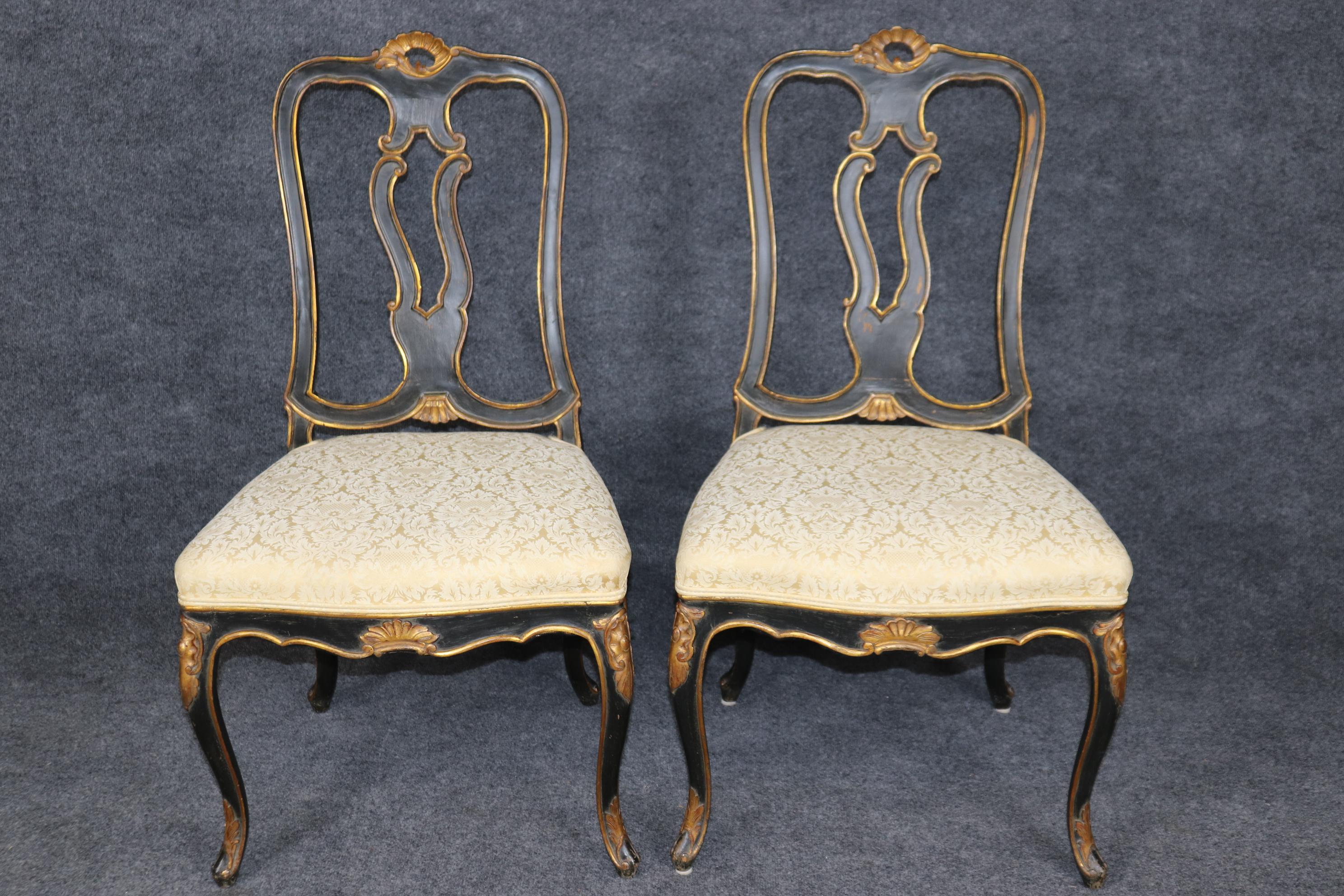 Fantástico Par de Sillas Laterales Francesas Estilo Luis XV Ebonizadas Talladas y Doradas Nogal en venta