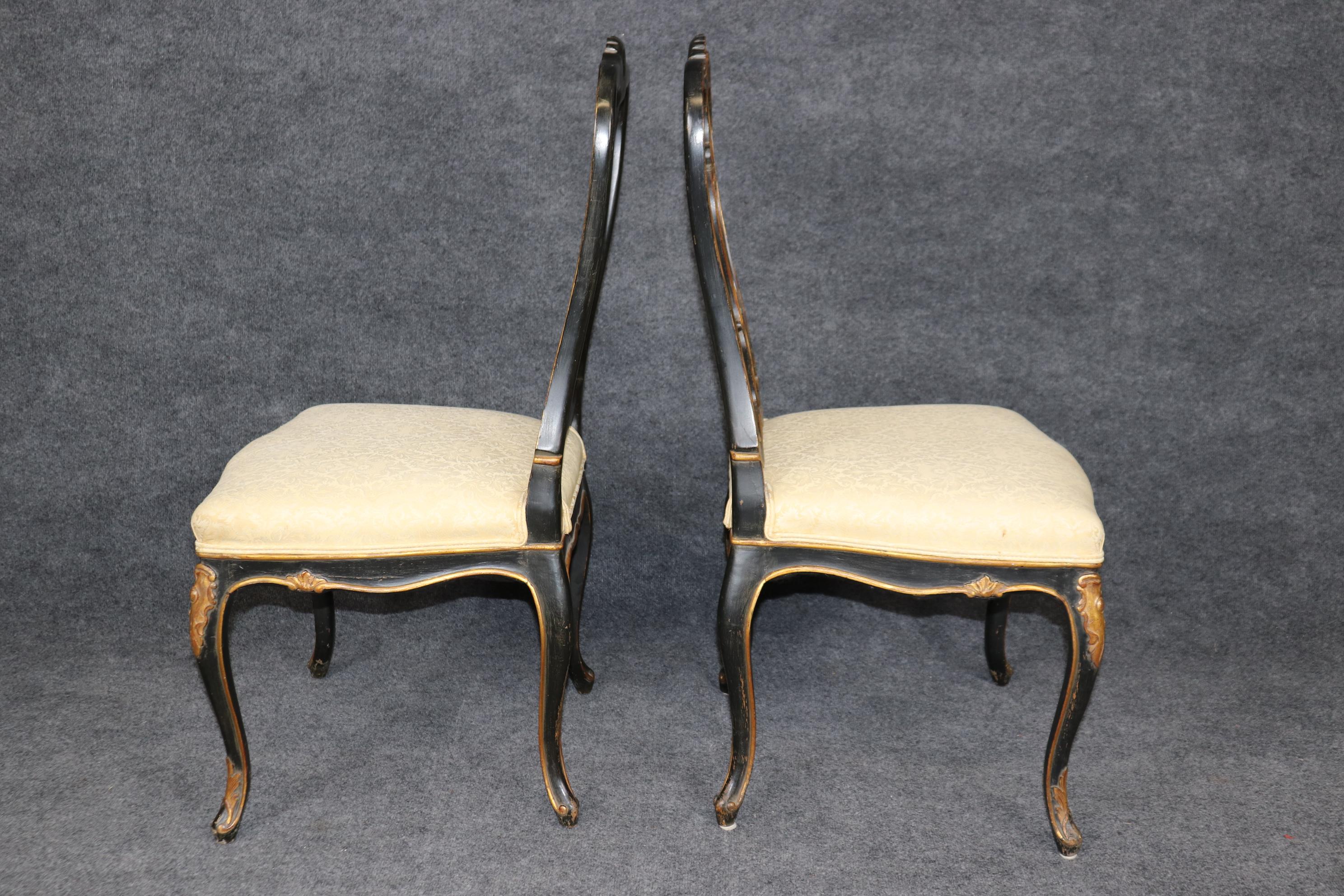 Fantástico Par de Sillas Laterales Francesas Estilo Luis XV Ebonizadas Talladas y Doradas en venta 1