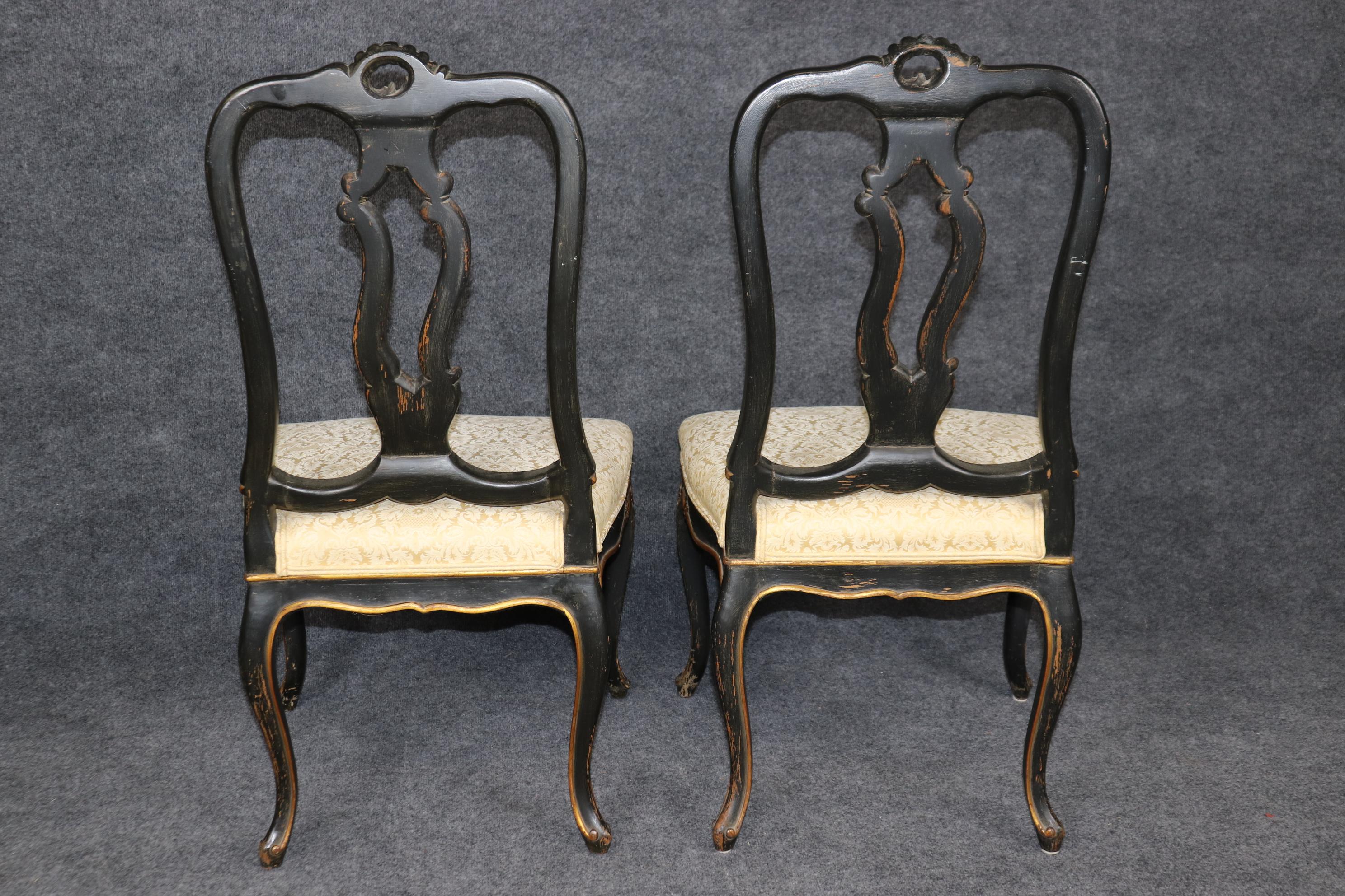 Fantástico Par de Sillas Laterales Francesas Estilo Luis XV Ebonizadas Talladas y Doradas en venta 2