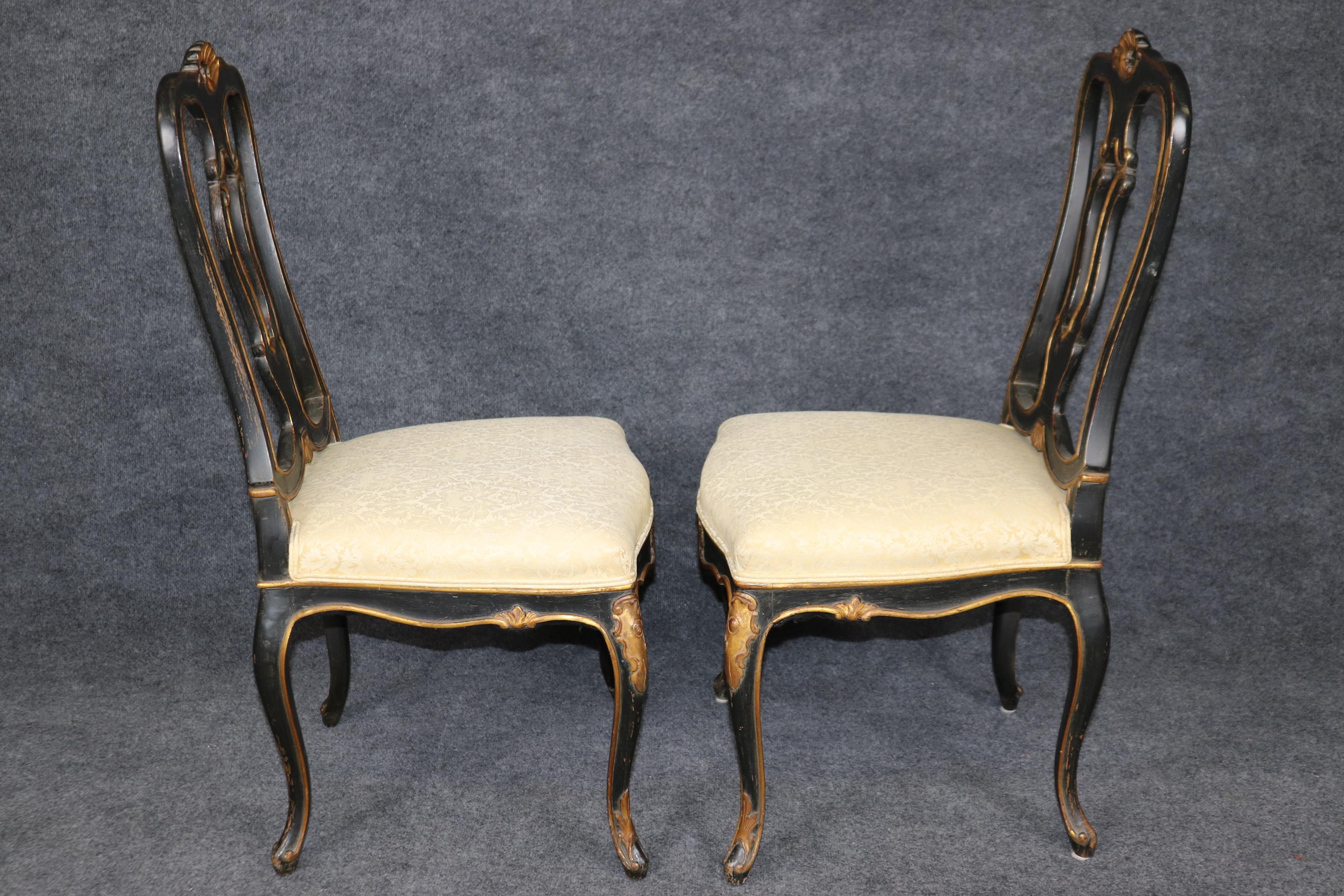 Fantástico Par de Sillas Laterales Francesas Estilo Luis XV Ebonizadas Talladas y Doradas en venta 3