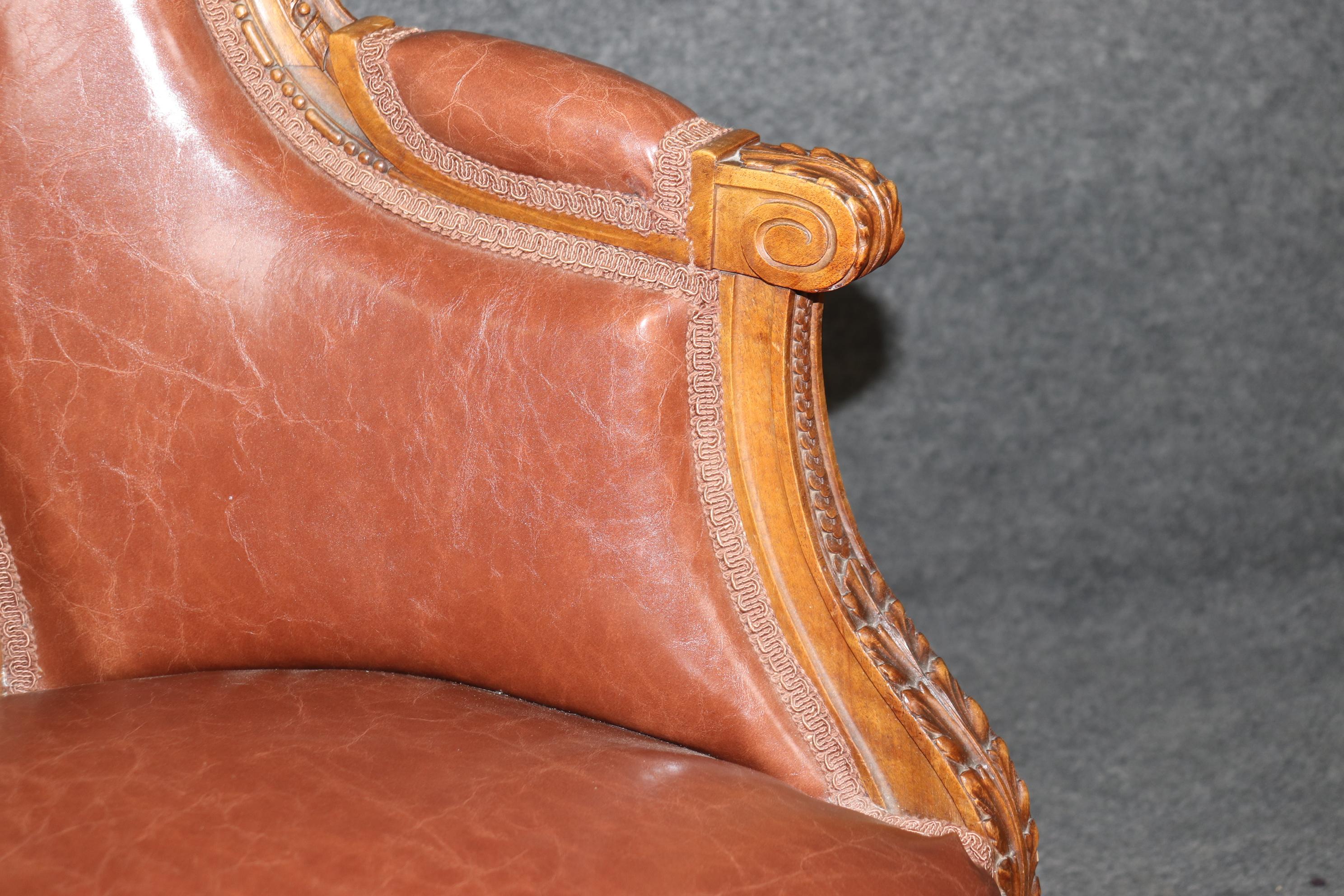 Fantastique paire de chaises de salon en noyer sculpté, ancienne Bergère française, Circa 1900 en vente 3