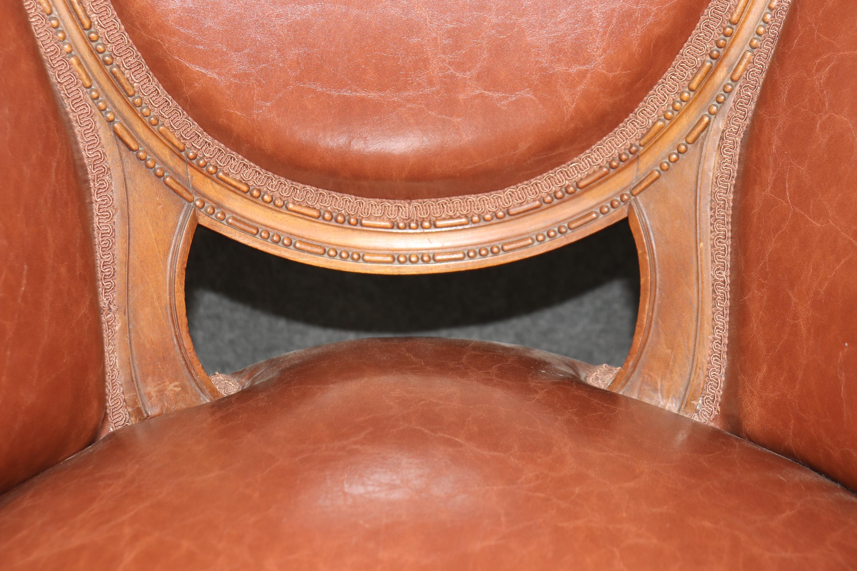 Fantastique paire de chaises de salon en noyer sculpté, ancienne Bergère française, Circa 1900 en vente 4