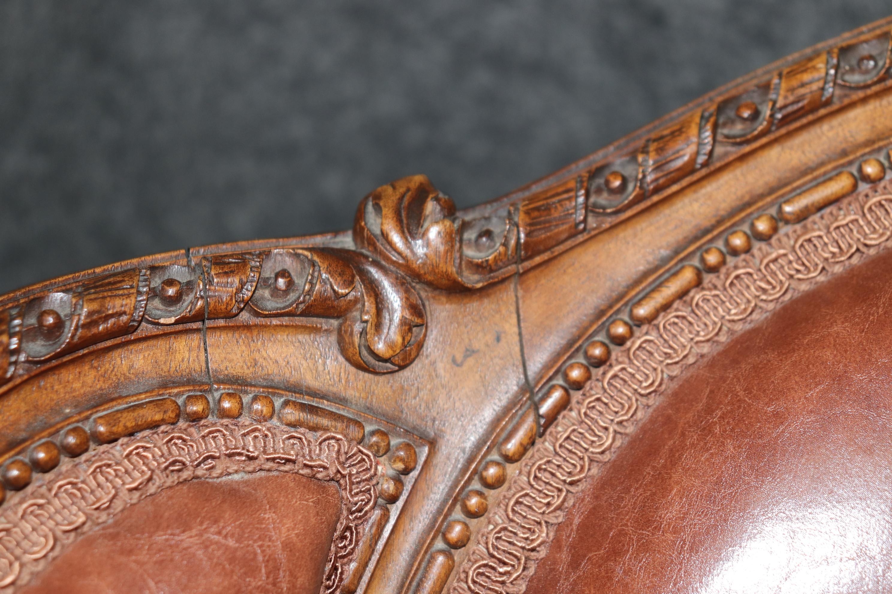 Fantastique paire de chaises de salon en noyer sculpté, ancienne Bergère française, Circa 1900 en vente 6
