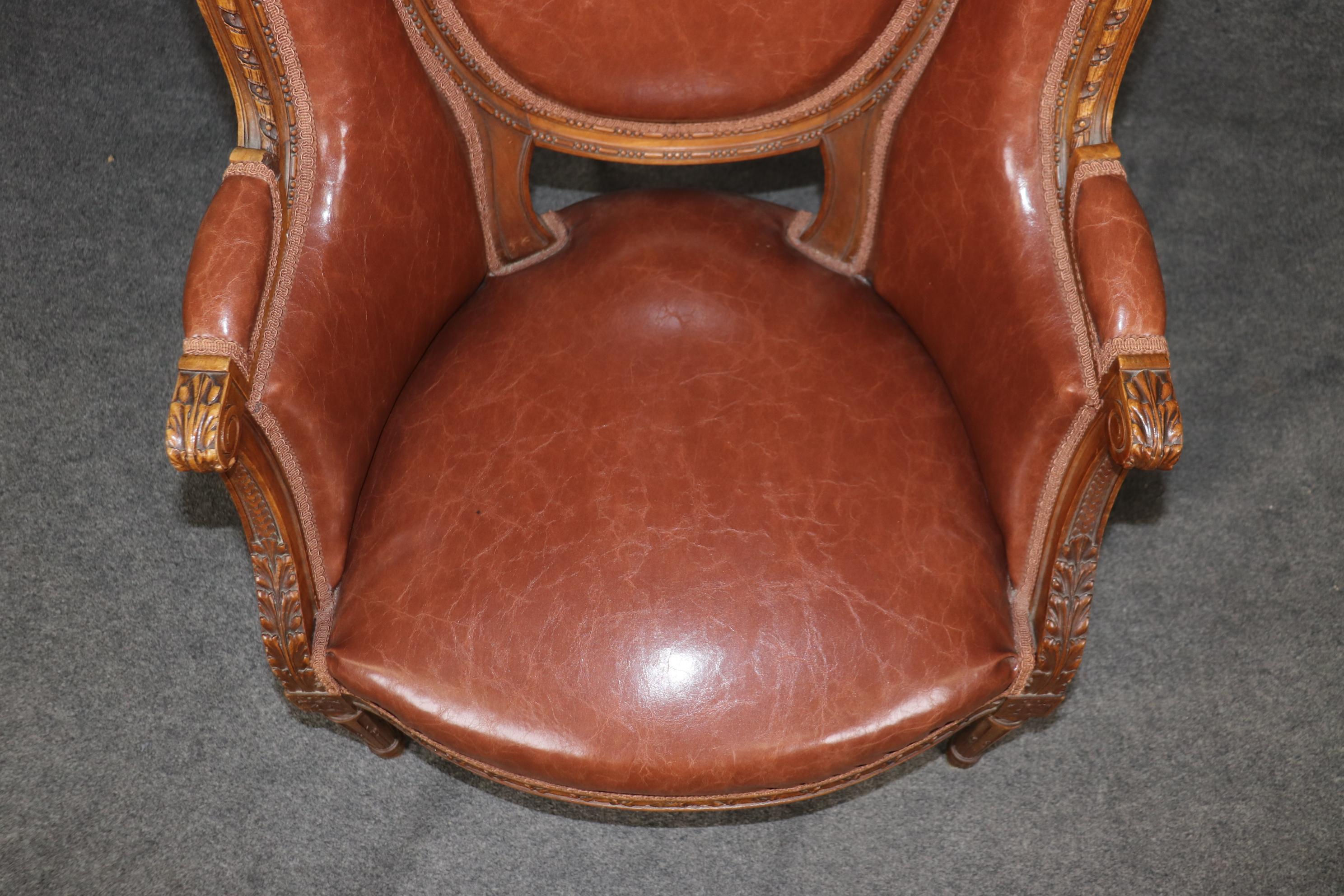 Fantastique paire de chaises de salon en noyer sculpté, ancienne Bergère française, Circa 1900 en vente 8