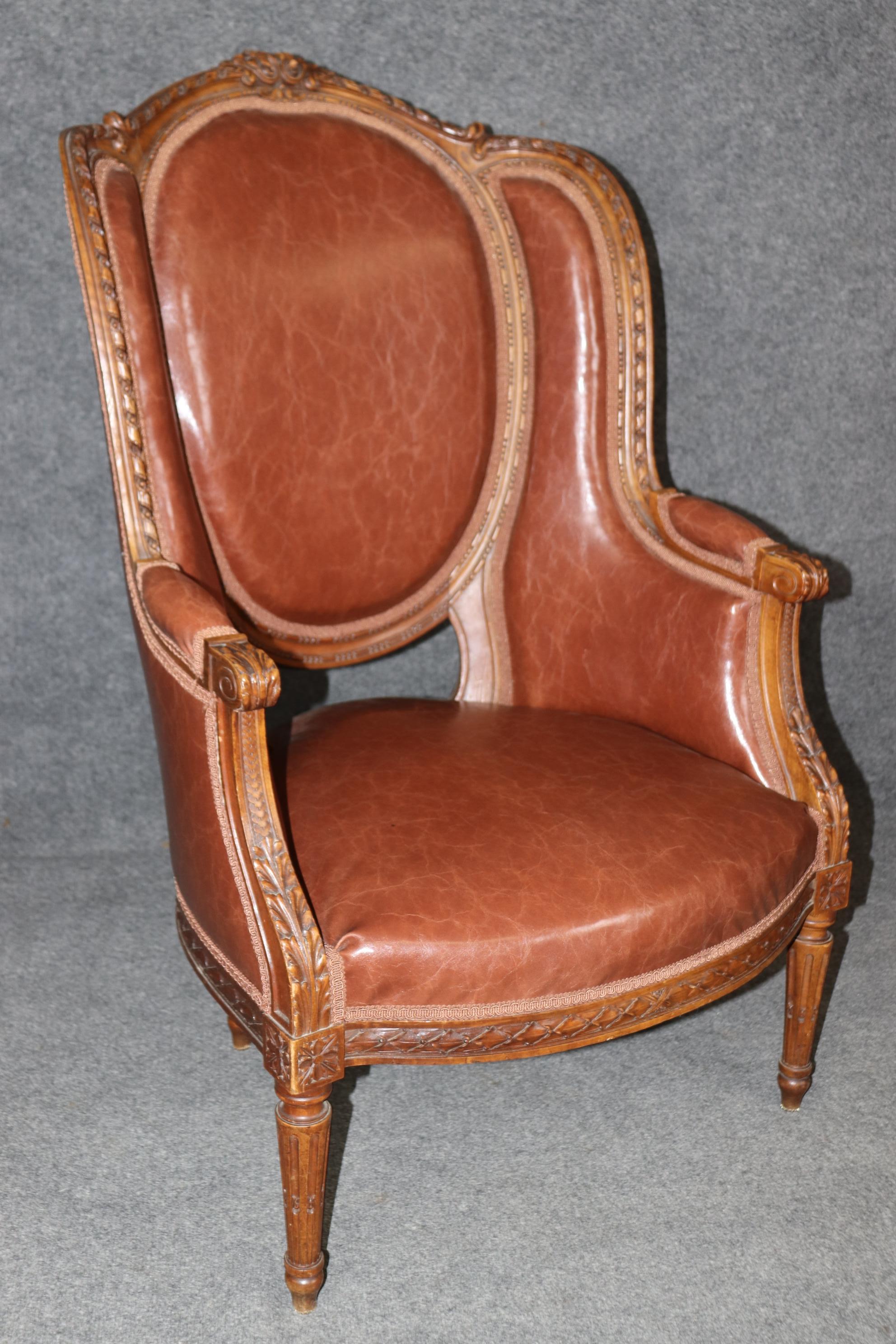 Tout d'abord, je dois mentionner que ces chaises ressemblent tellement à des chaises en cuir, c'est incroyable à voir en personne. La simulation est spectaculaire. Elles ont été récemment retapissées et le matériau utilisé est un cuir végétalien