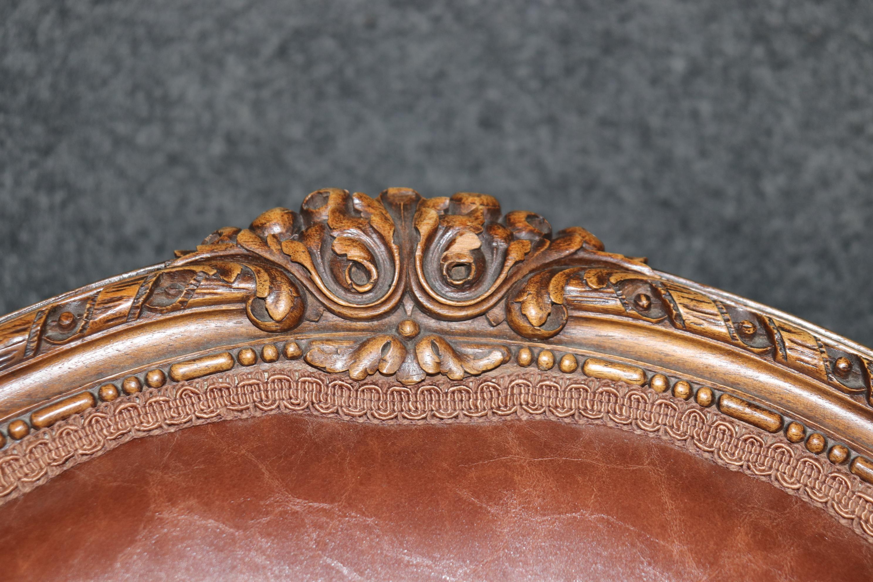Louis XVI Fantastique paire de chaises de salon en noyer sculpté, ancienne Bergère française, Circa 1900 en vente