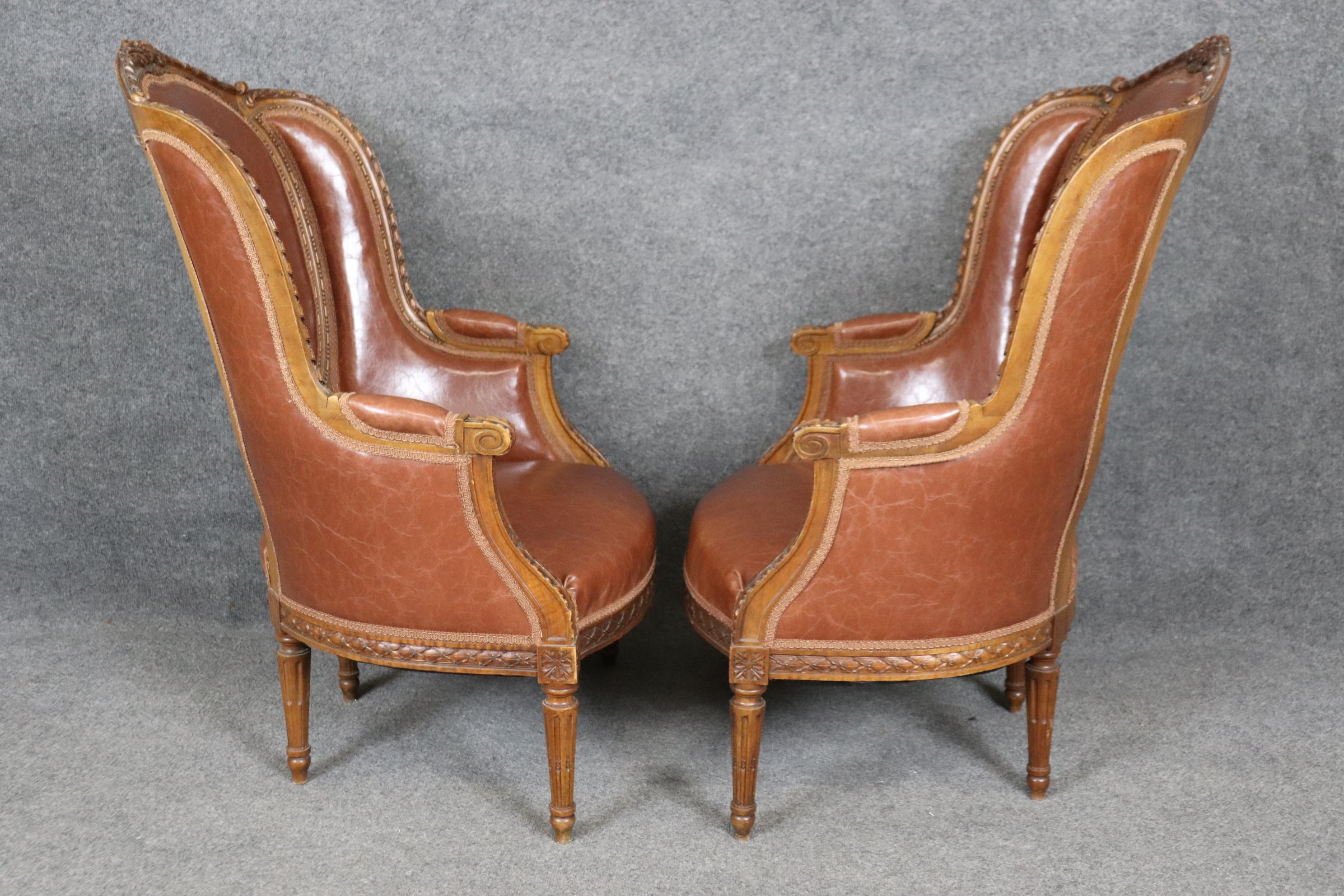 Français Fantastique paire de chaises de salon en noyer sculpté, ancienne Bergère française, Circa 1900 en vente