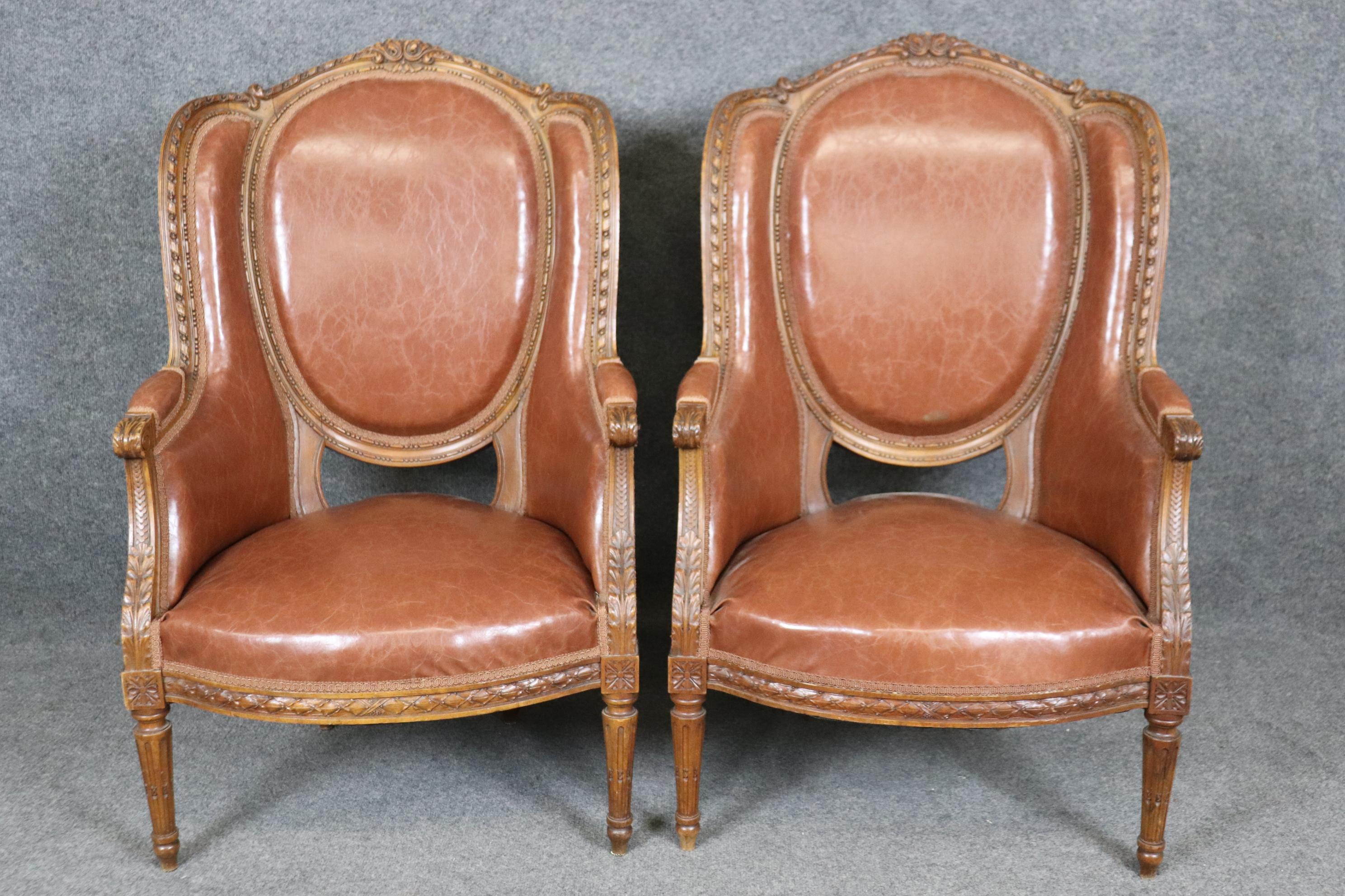 Fantastique paire de chaises de salon en noyer sculpté, ancienne Bergère française, Circa 1900 Bon état - En vente à Swedesboro, NJ