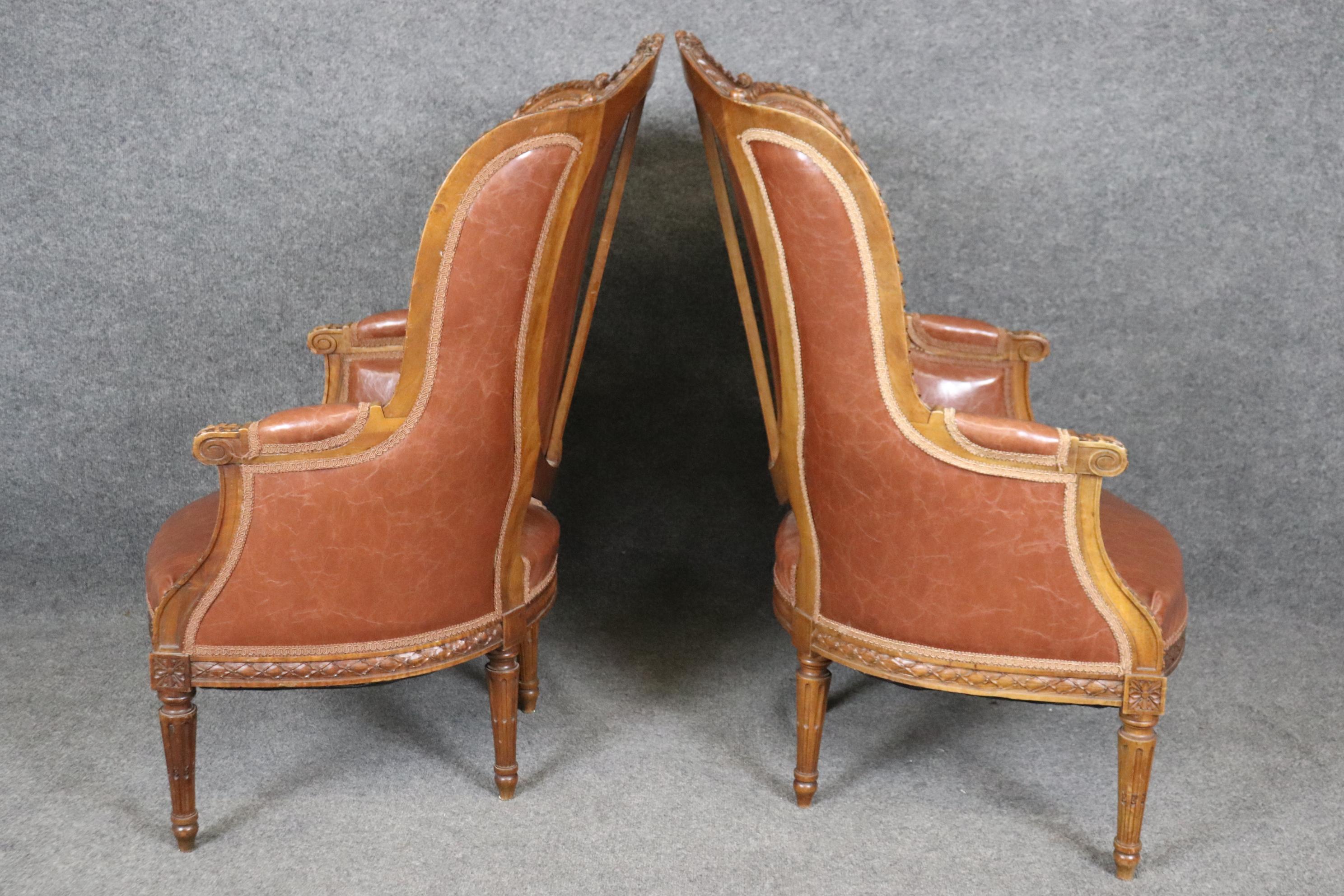 Début du 20ème siècle Fantastique paire de chaises de salon en noyer sculpté, ancienne Bergère française, Circa 1900 en vente