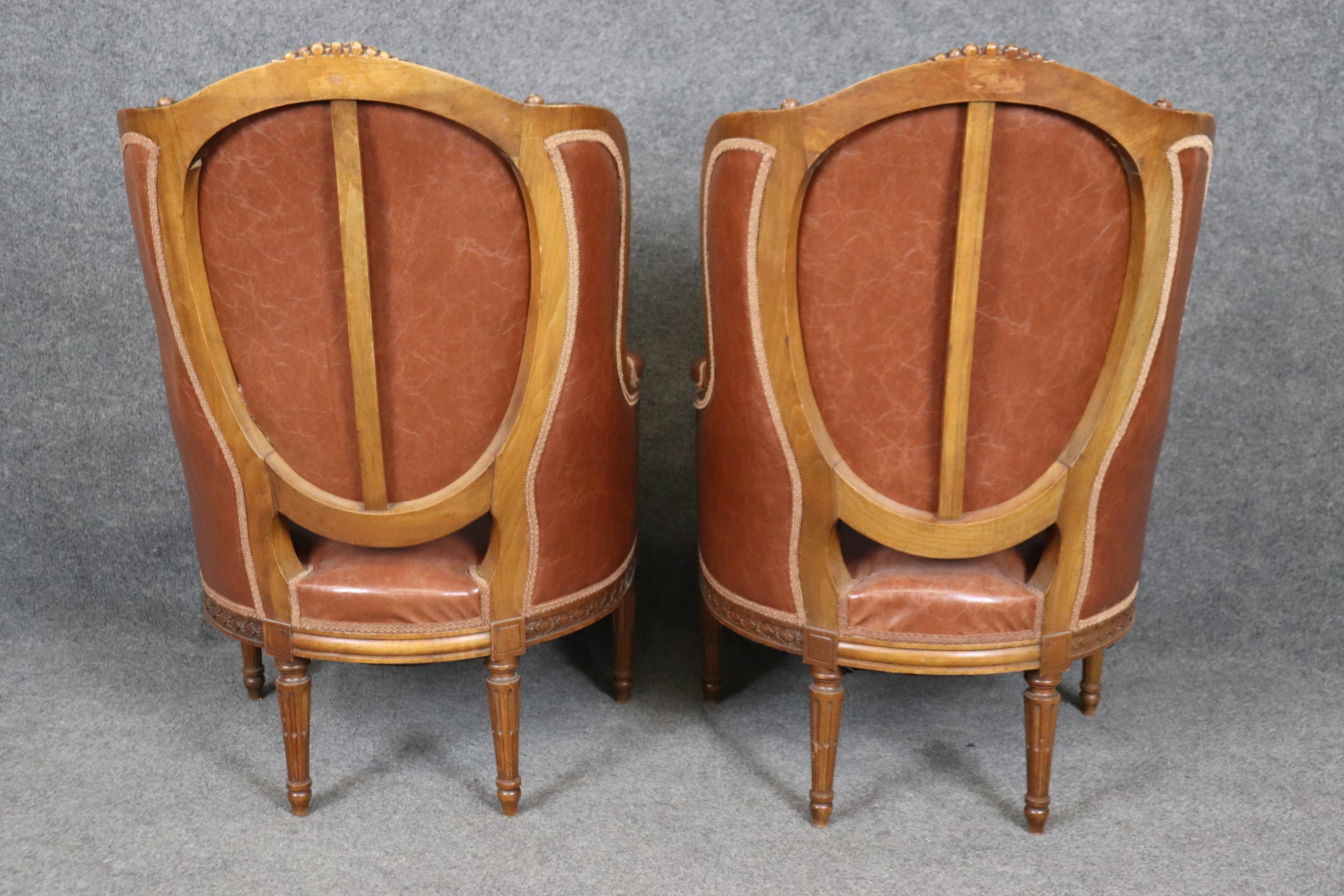 Imitation cuir Fantastique paire de chaises de salon en noyer sculpté, ancienne Bergère française, Circa 1900 en vente