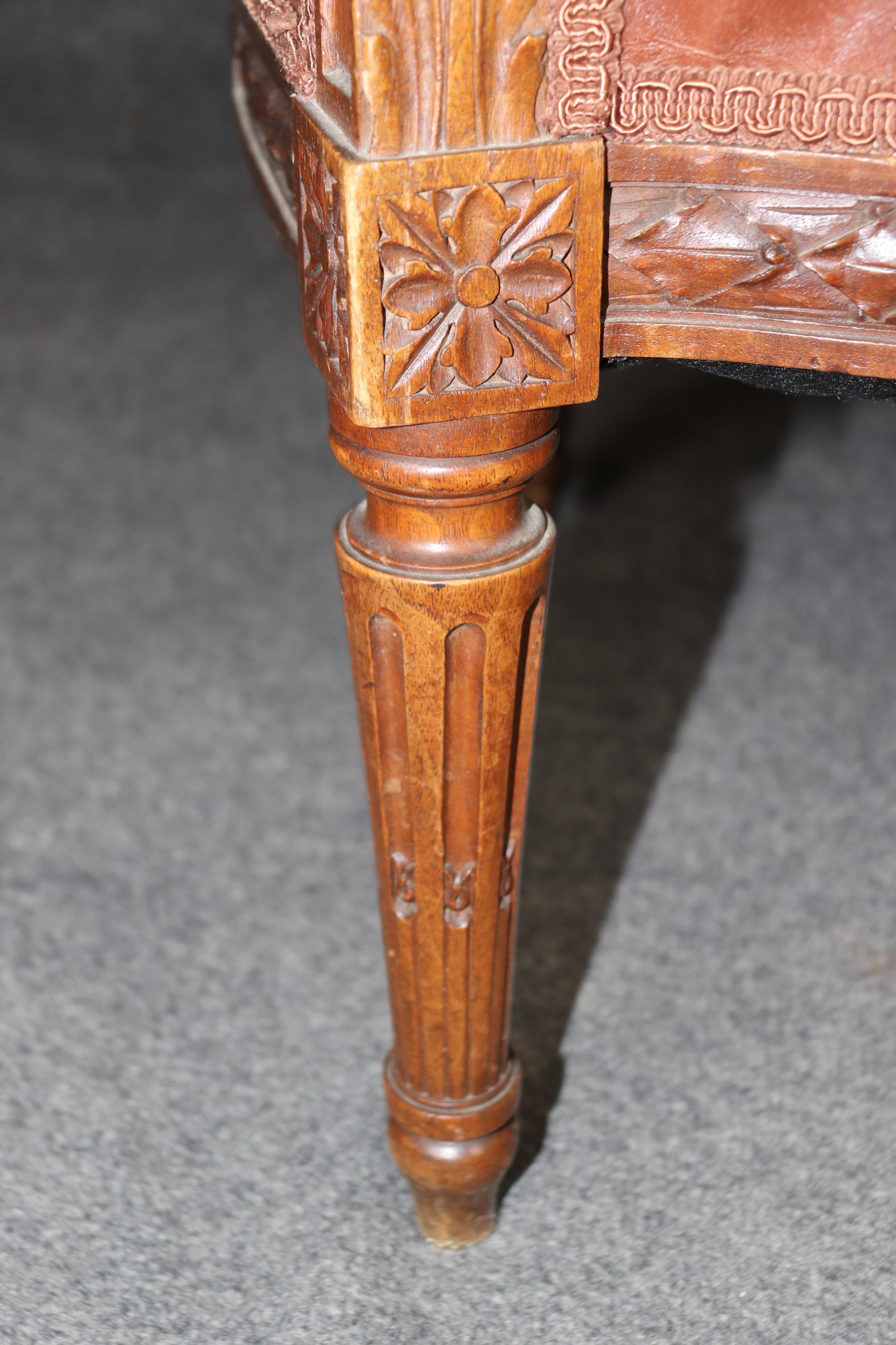 Fantastique paire de chaises de salon en noyer sculpté, ancienne Bergère française, Circa 1900 en vente 1
