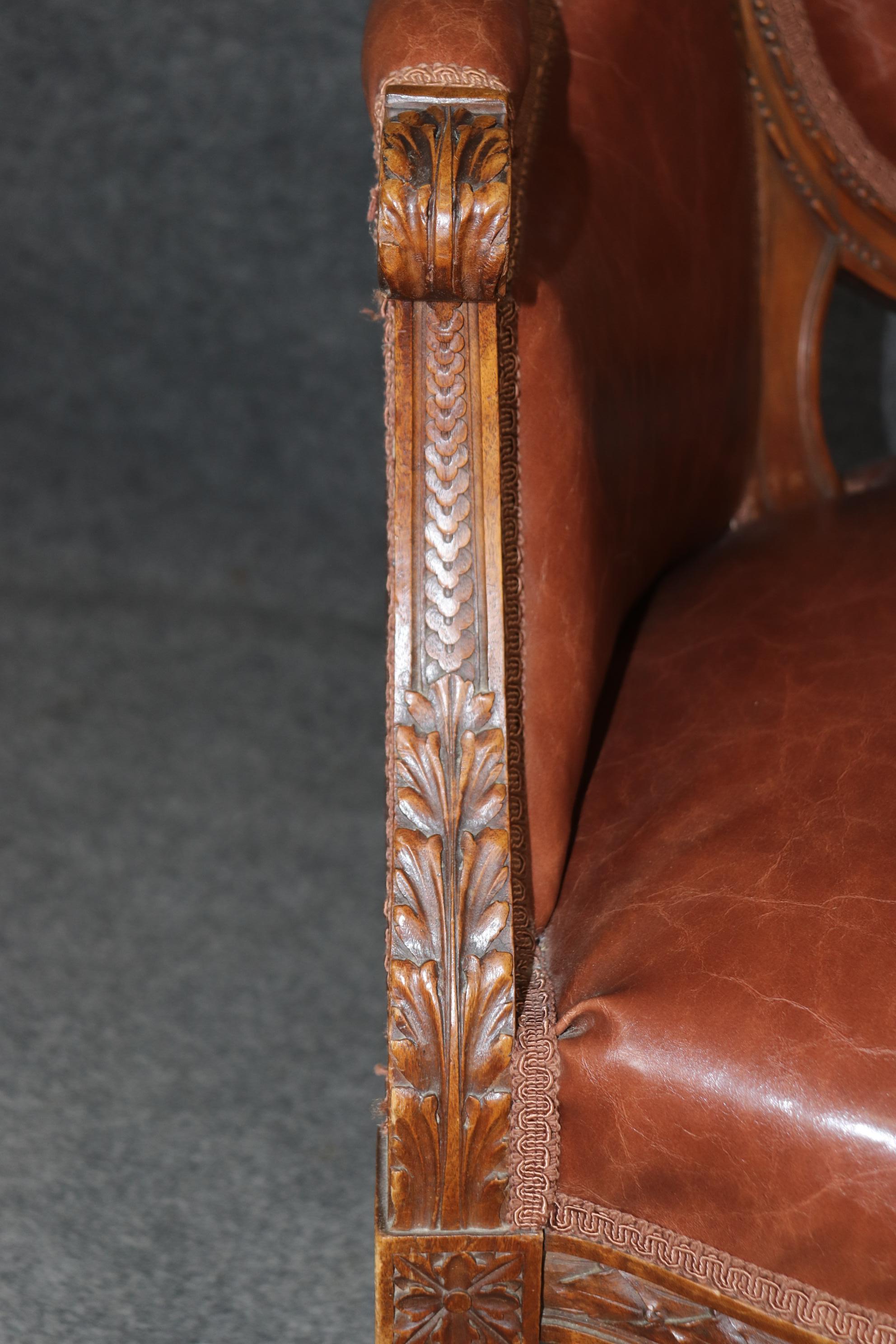 Fantastique paire de chaises de salon en noyer sculpté, ancienne Bergère française, Circa 1900 en vente 2