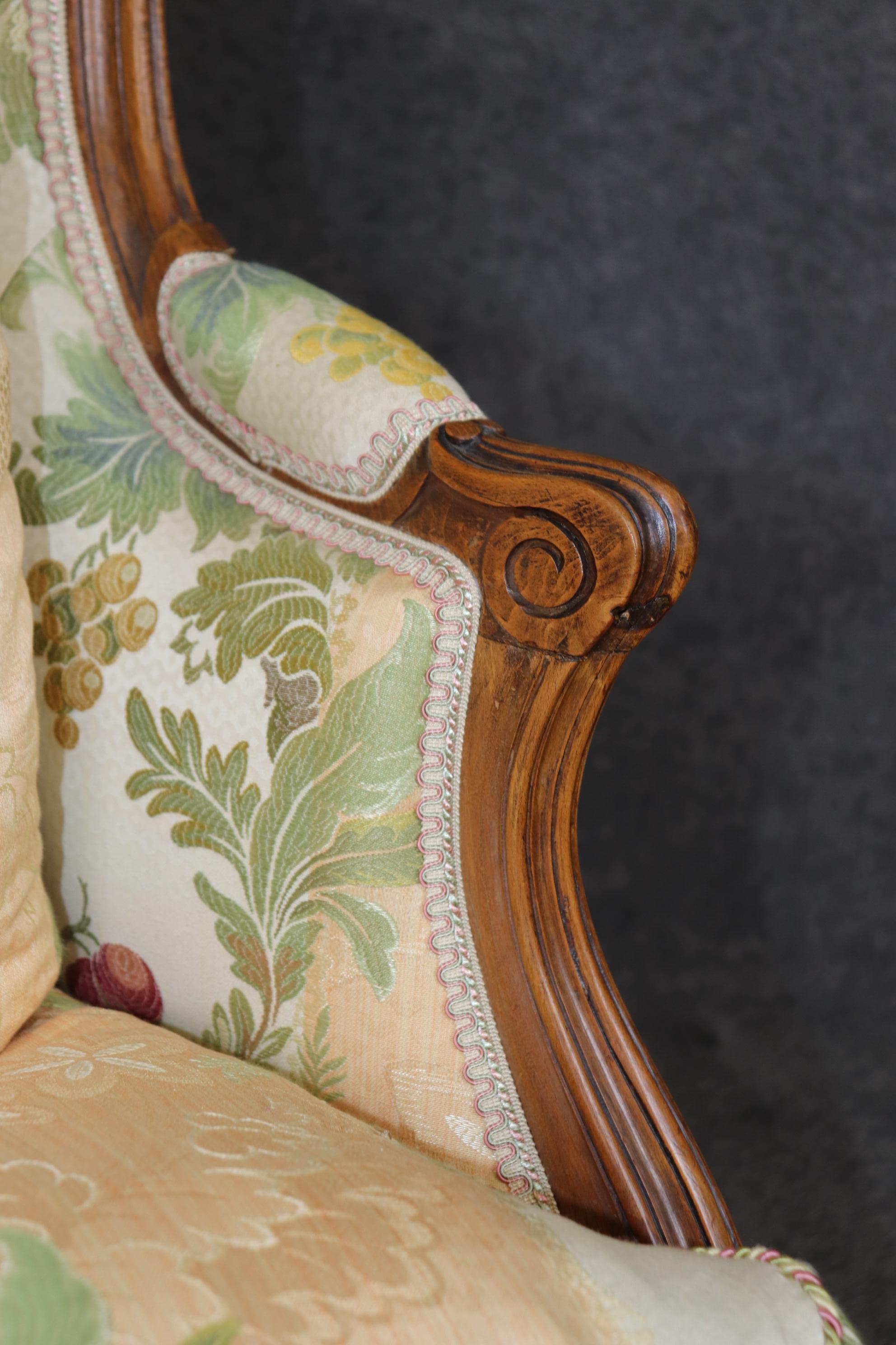 Fantastica coppia di sedie bergere francesi in noce intagliato in stile Luigi XV in vendita 4