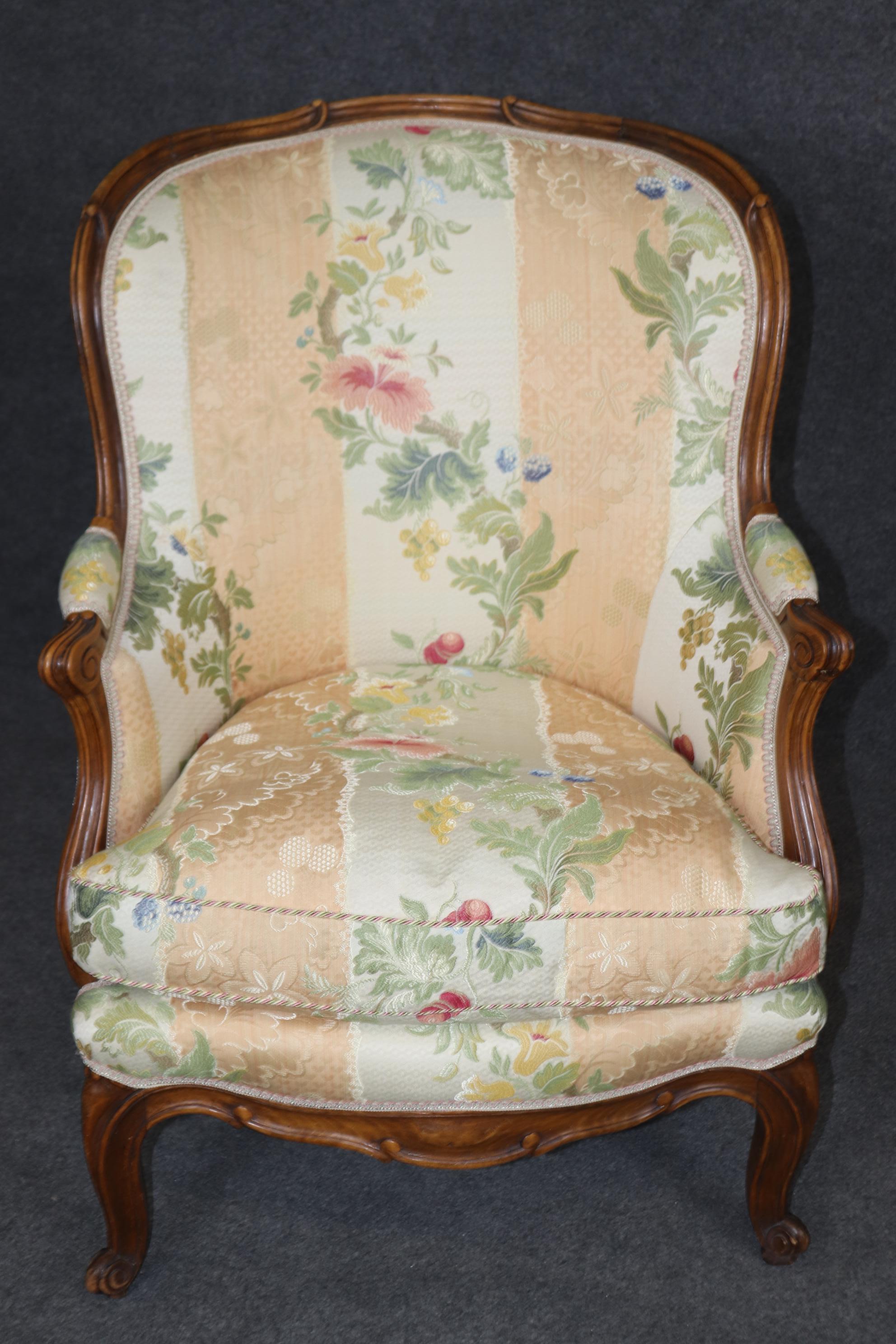 Fantastica coppia di sedie bergere francesi in noce intagliato in stile Luigi XV in vendita 6