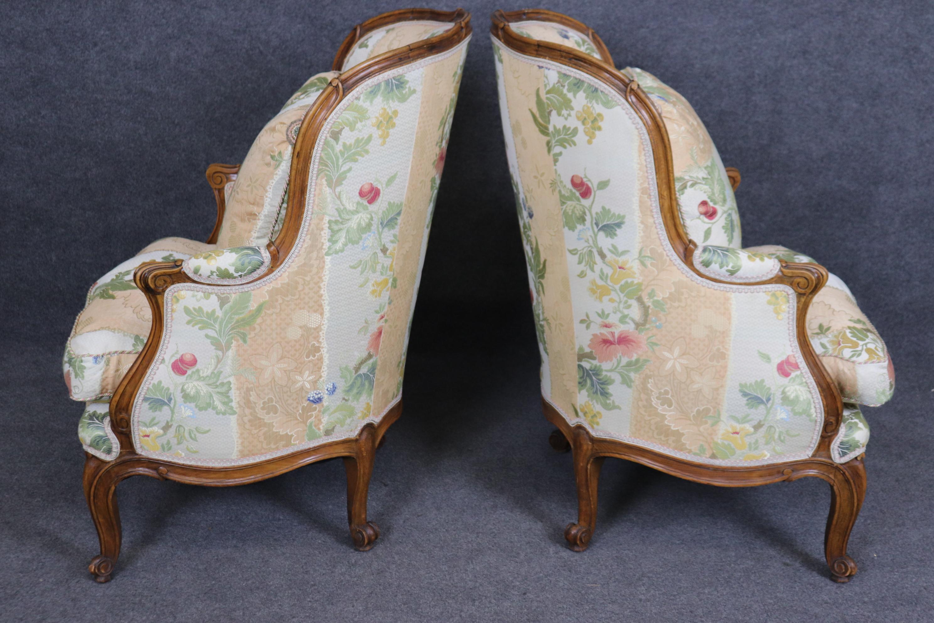 Fantastica coppia di sedie bergere francesi in noce intagliato in stile Luigi XV In condizioni buone in vendita a Swedesboro, NJ