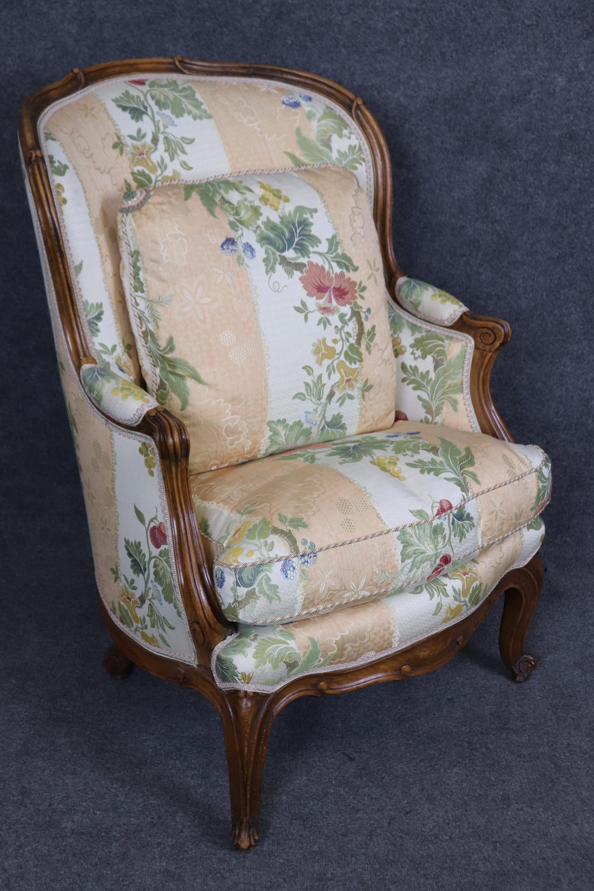 Fantastica coppia di sedie bergere francesi in noce intagliato in stile Luigi XV in vendita 1