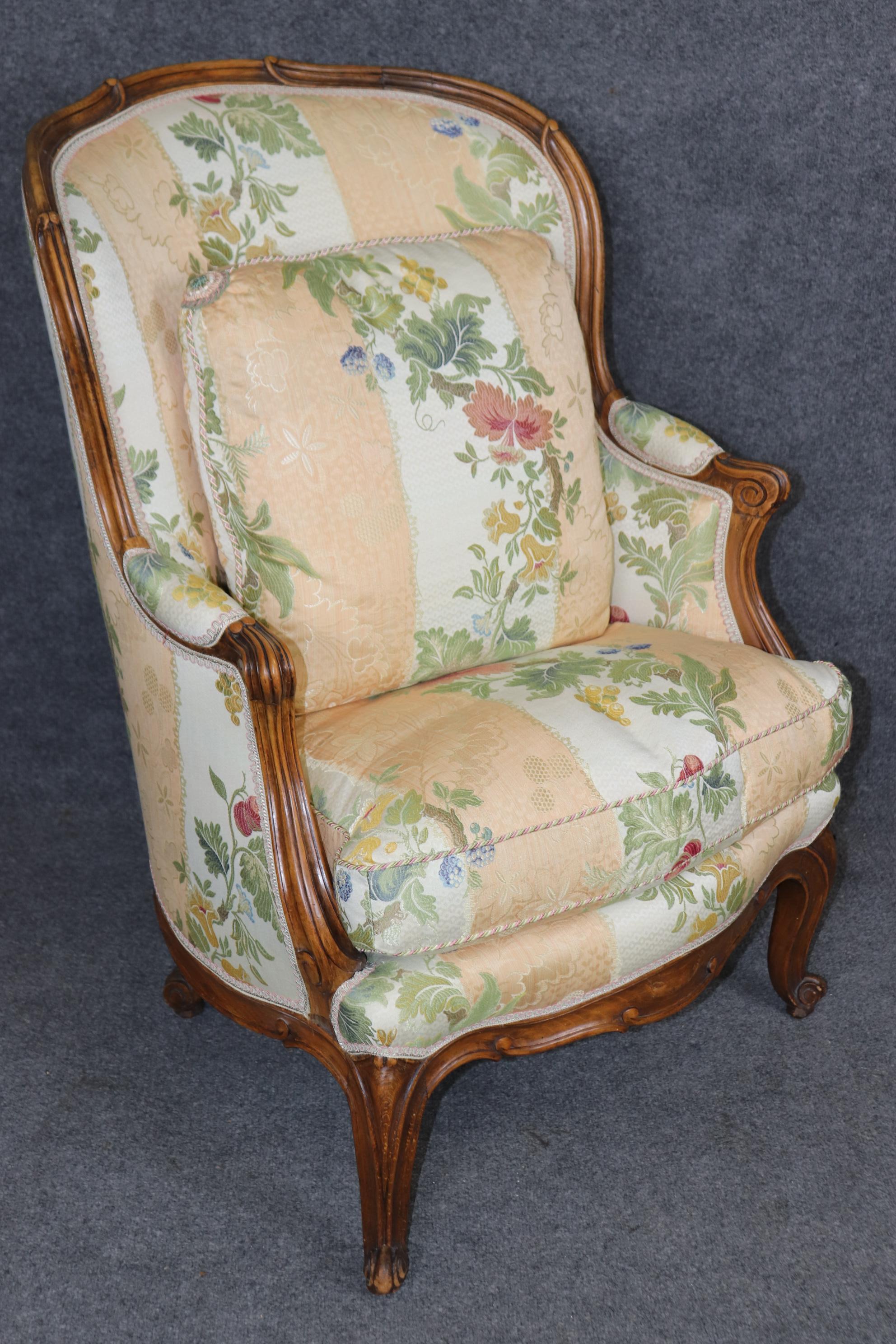 Fantastica coppia di sedie bergere francesi in noce intagliato in stile Luigi XV in vendita 2