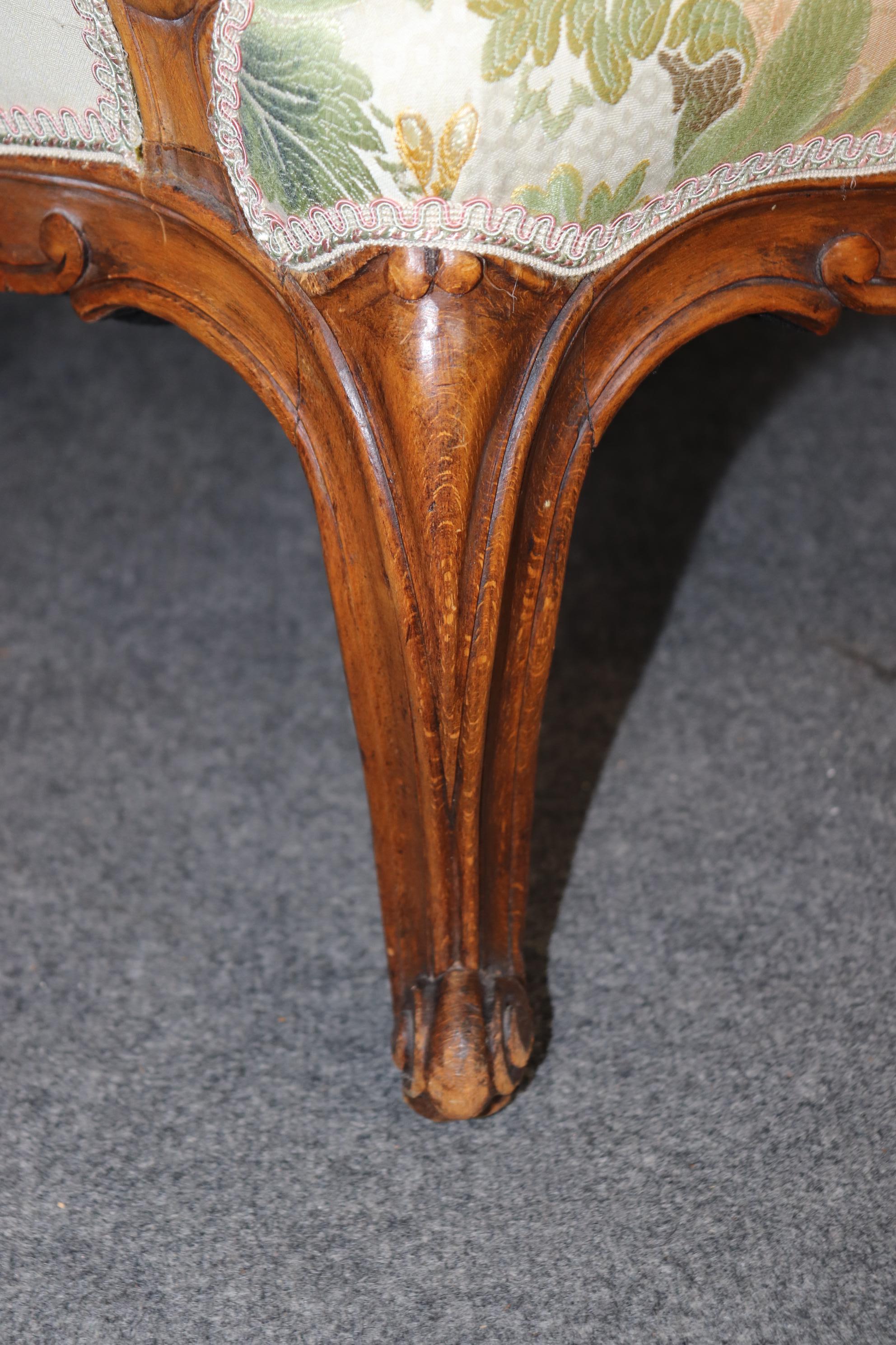 Fantastica coppia di sedie bergere francesi in noce intagliato in stile Luigi XV in vendita 3