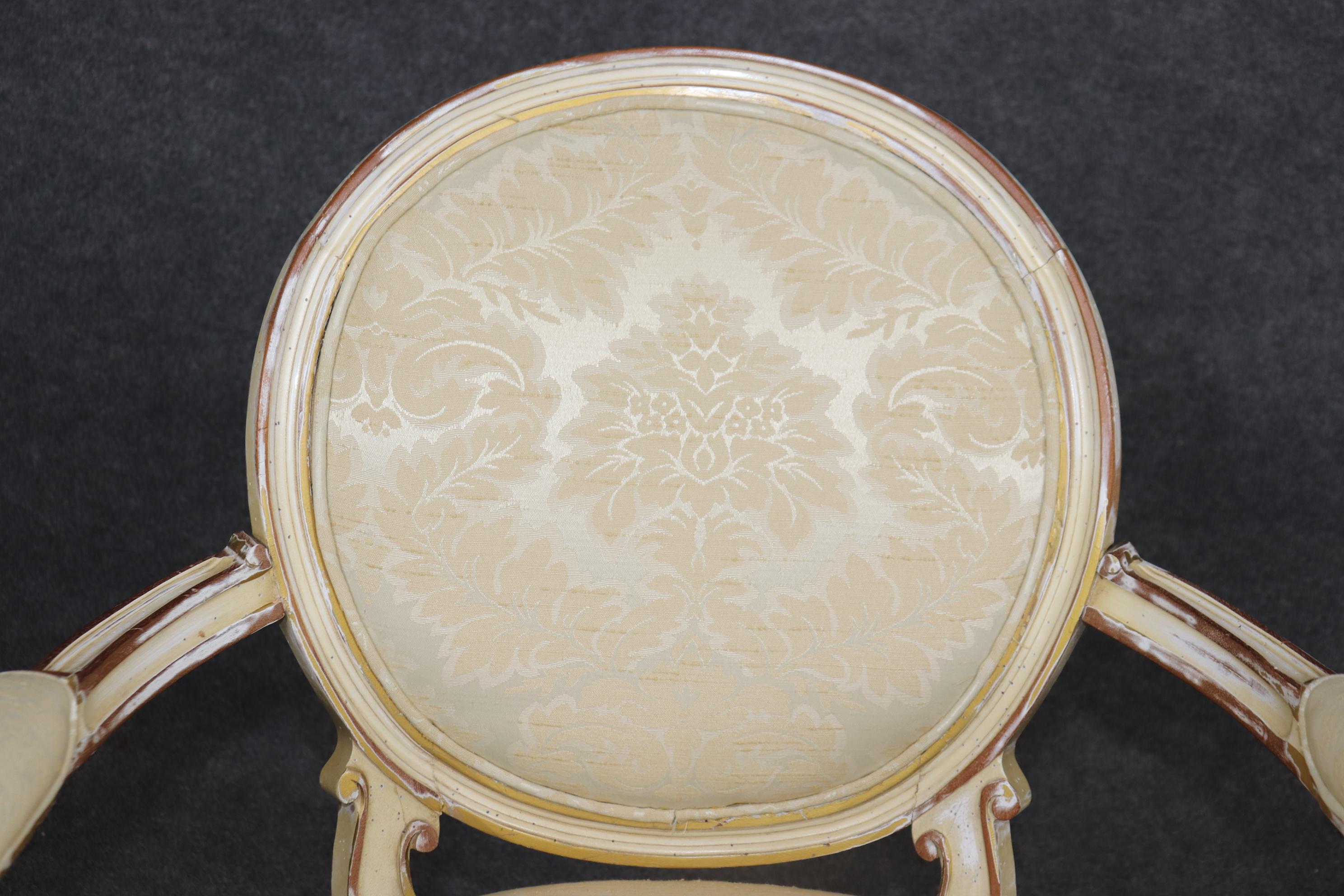 Fantastique paire de fauteuils Louis XVI français à dossier camée peint en crème vieillie en vente 4