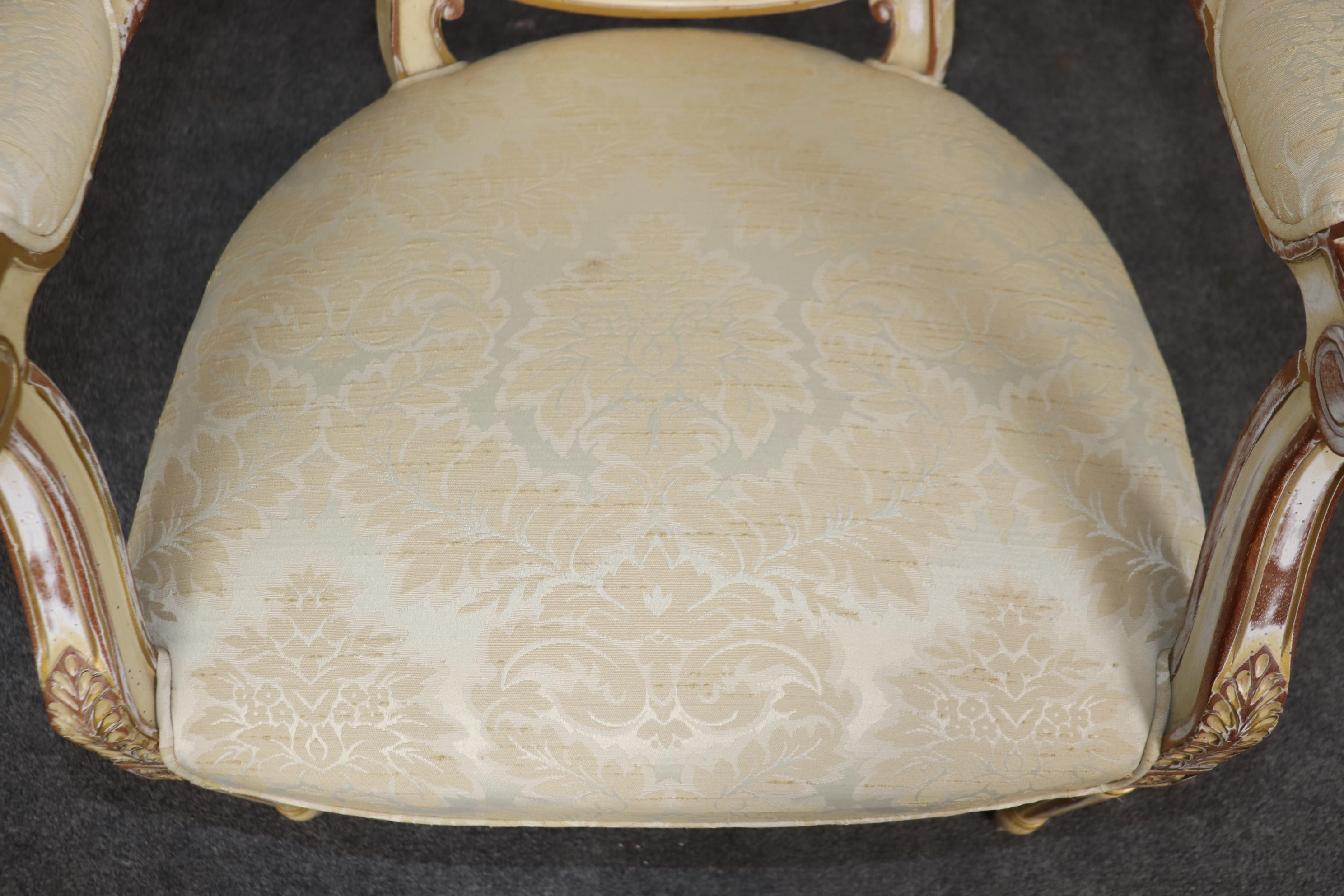 Fantastique paire de fauteuils Louis XVI français à dossier camée peint en crème vieillie en vente 5