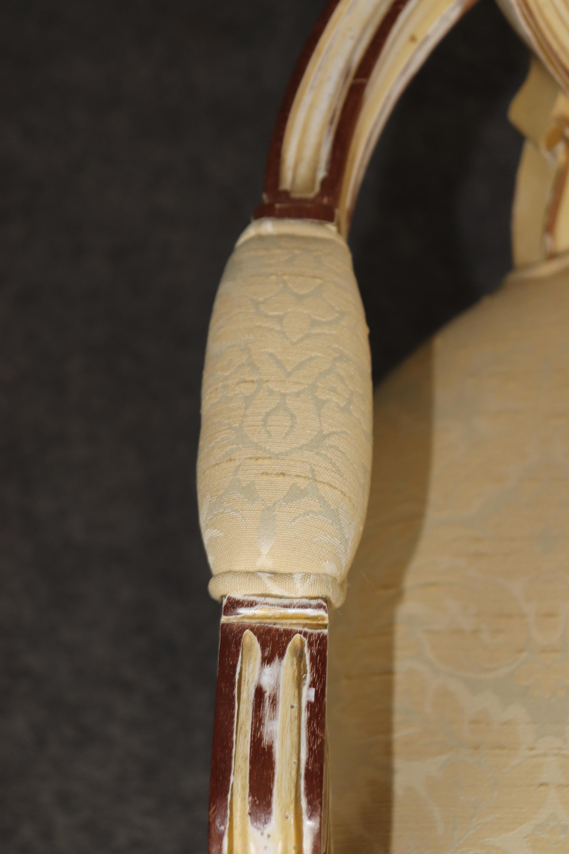 Fantastique paire de fauteuils Louis XVI français à dossier camée peint en crème vieillie en vente 6