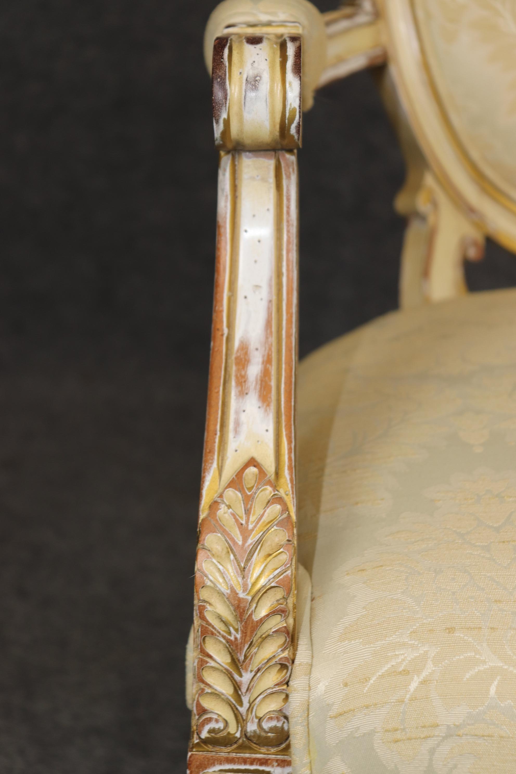 Fantastique paire de fauteuils Louis XVI français à dossier camée peint en crème vieillie en vente 7