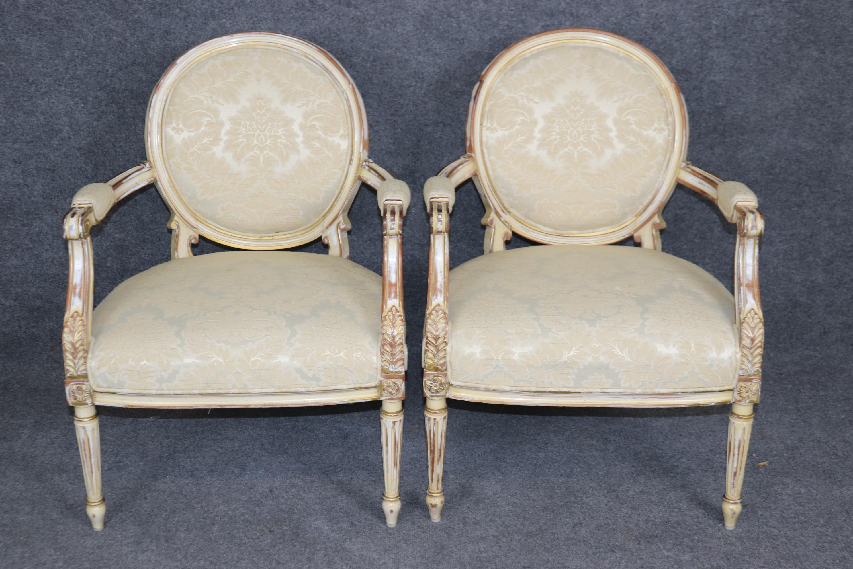 Français Fantastique paire de fauteuils Louis XVI français à dossier camée peint en crème vieillie en vente