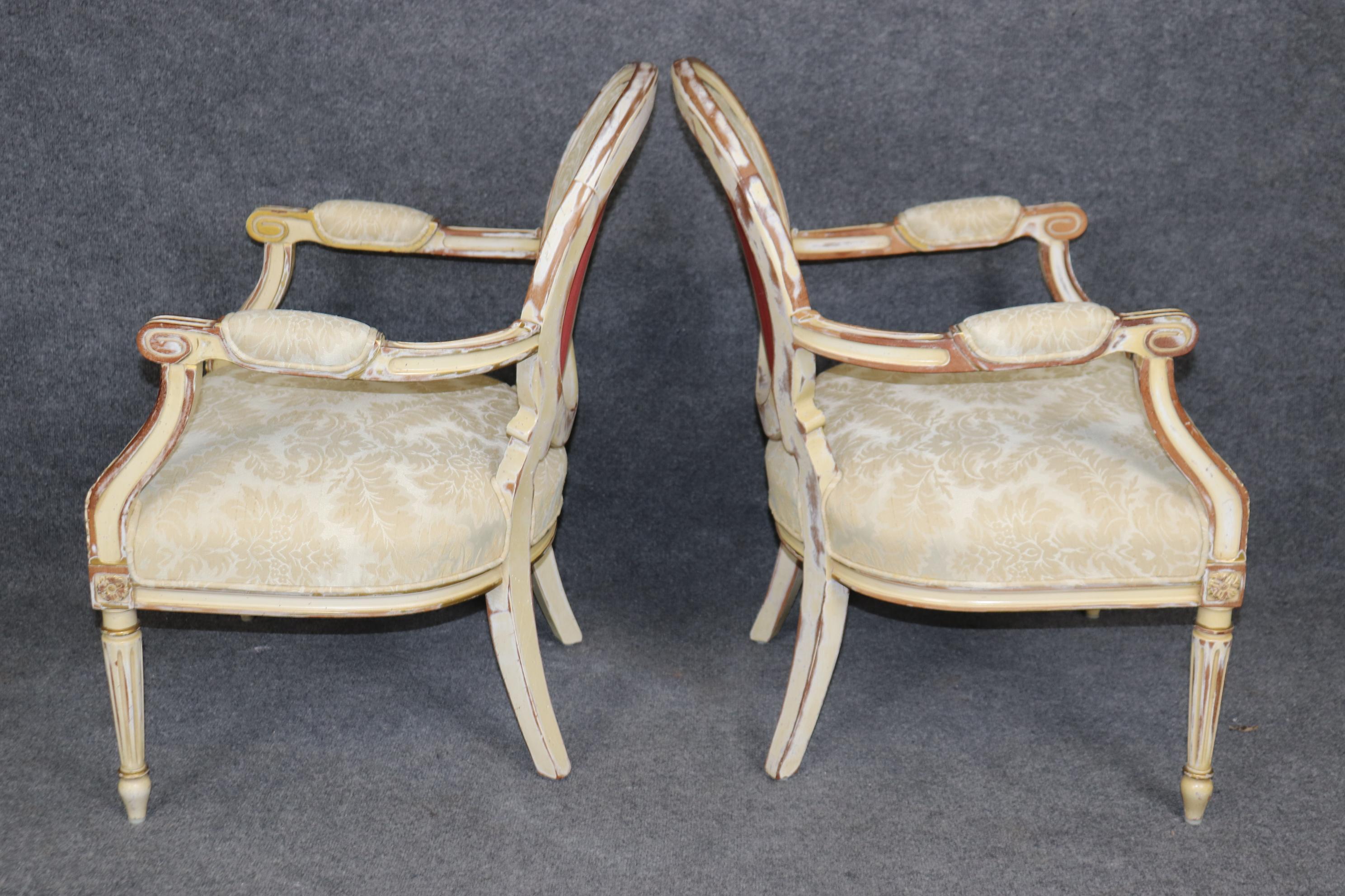 Fantastique paire de fauteuils Louis XVI français à dossier camée peint en crème vieillie Bon état - En vente à Swedesboro, NJ