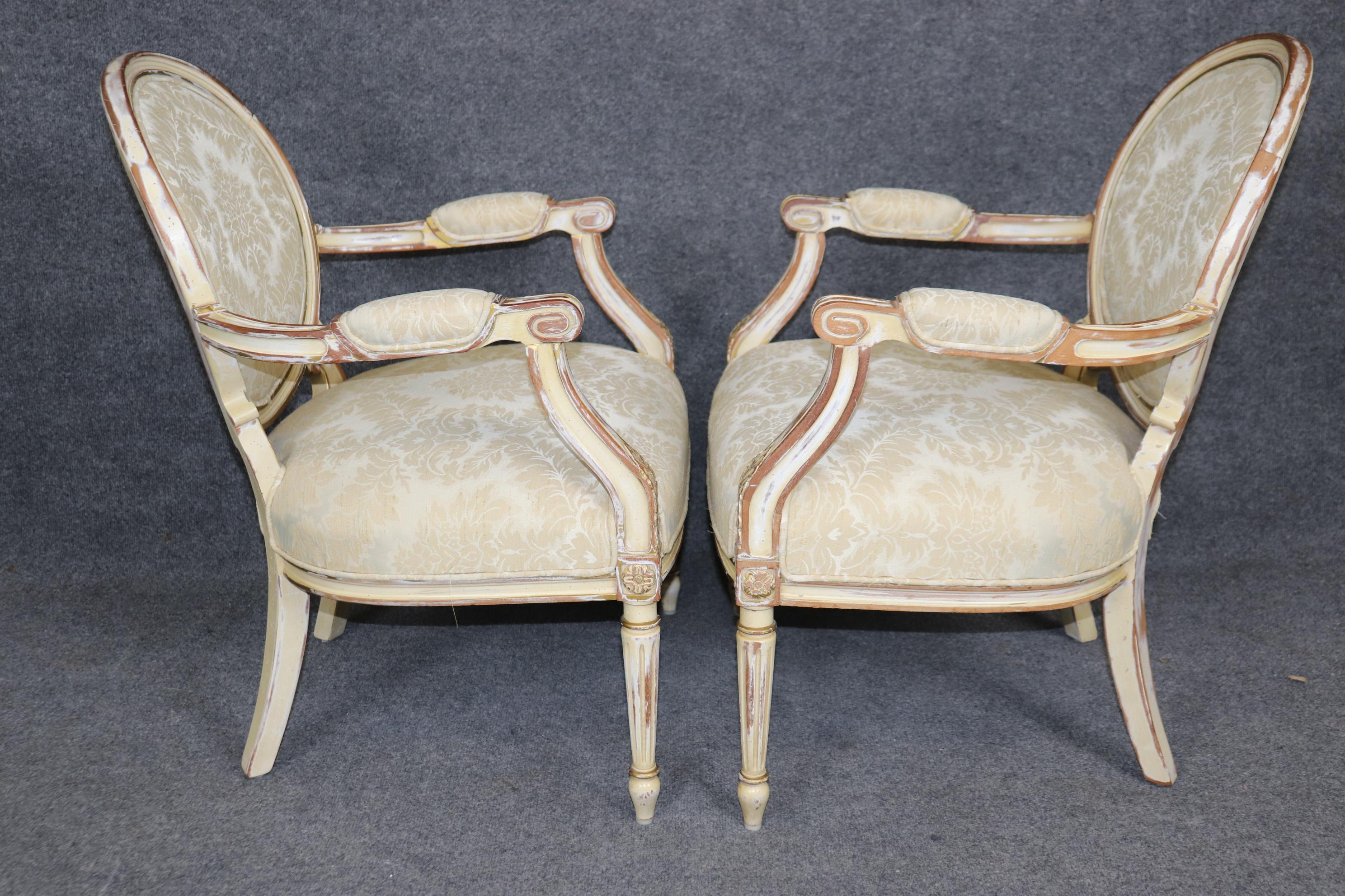 Début du 20ème siècle Fantastique paire de fauteuils Louis XVI français à dossier camée peint en crème vieillie en vente