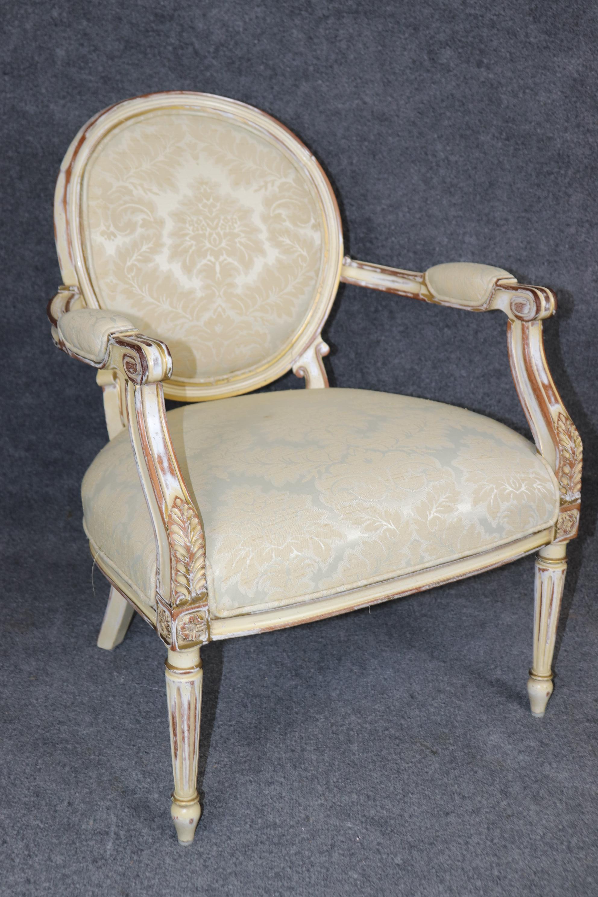 Hêtre Fantastique paire de fauteuils Louis XVI français à dossier camée peint en crème vieillie en vente