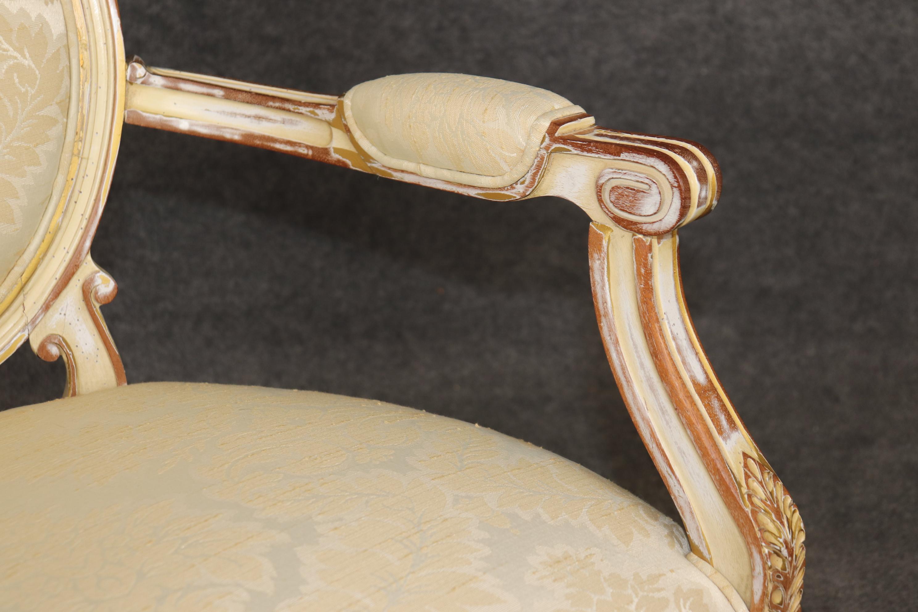 Fantastique paire de fauteuils Louis XVI français à dossier camée peint en crème vieillie en vente 2
