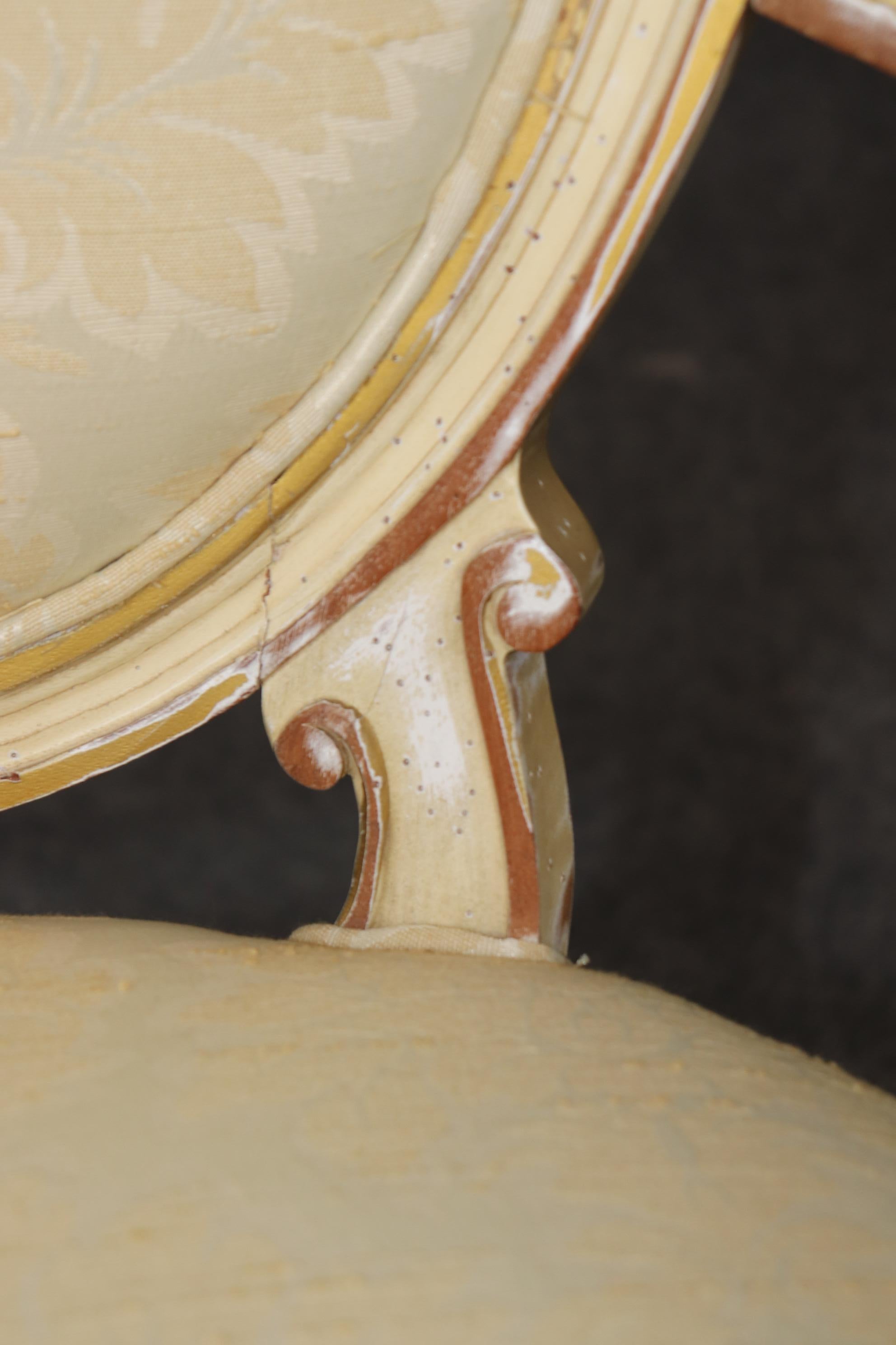 Fantastique paire de fauteuils Louis XVI français à dossier camée peint en crème vieillie en vente 3
