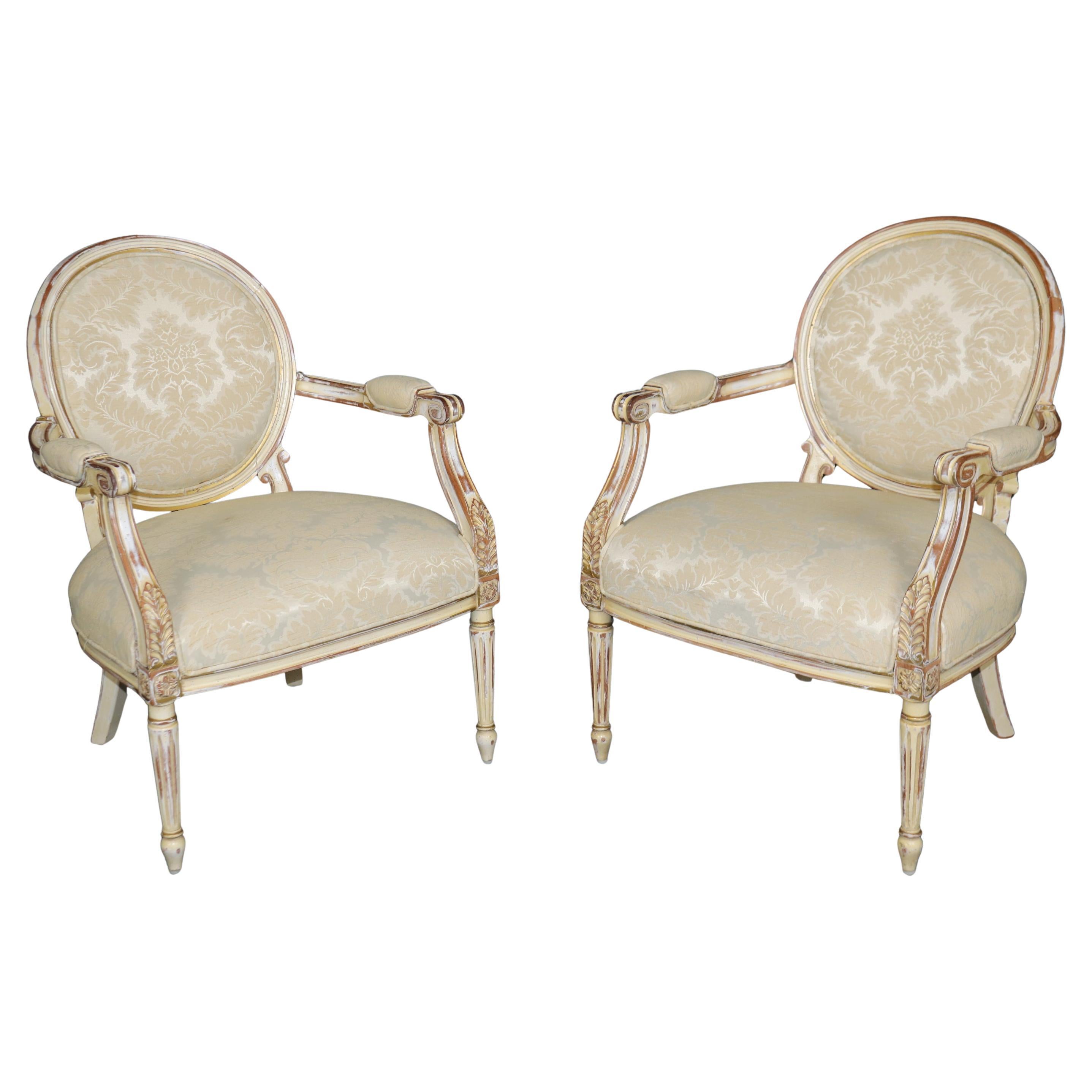 Fantastique paire de fauteuils Louis XVI français à dossier camée peint en crème vieillie
