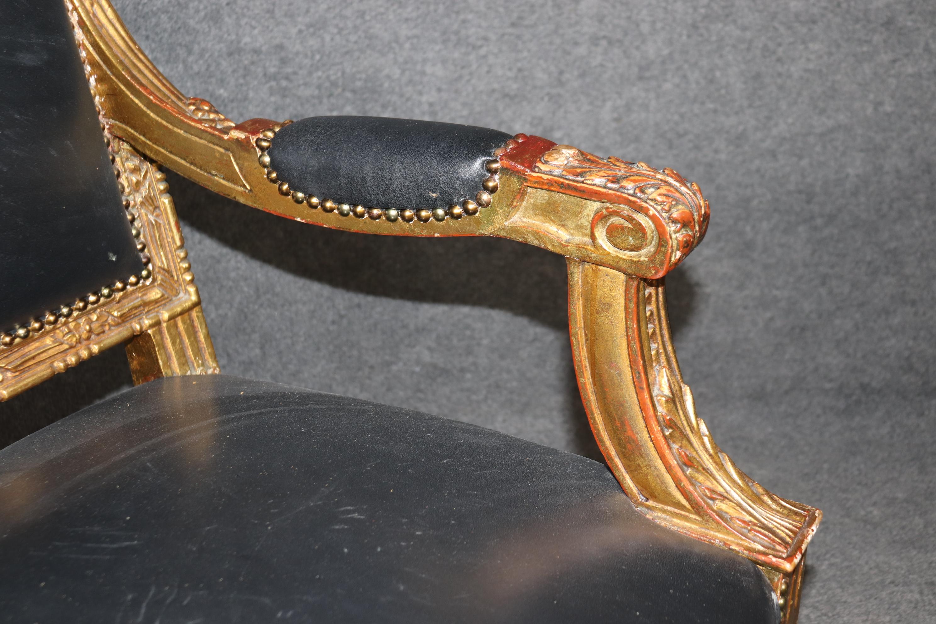 Fantastica coppia di poltrone francesi dorate in pelle Fauteuil à la Reine del 1890 in vendita 3