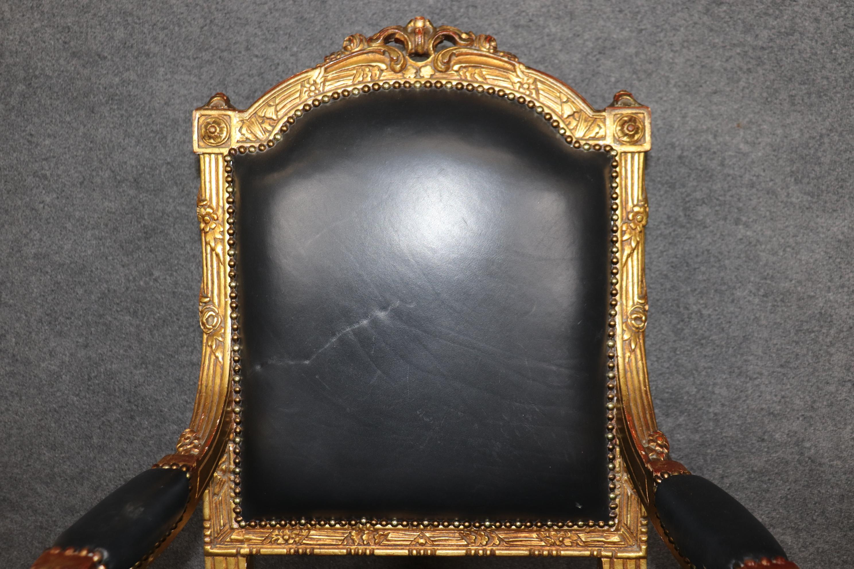 Fantastica coppia di poltrone francesi dorate in pelle Fauteuil à la Reine del 1890 in vendita 4