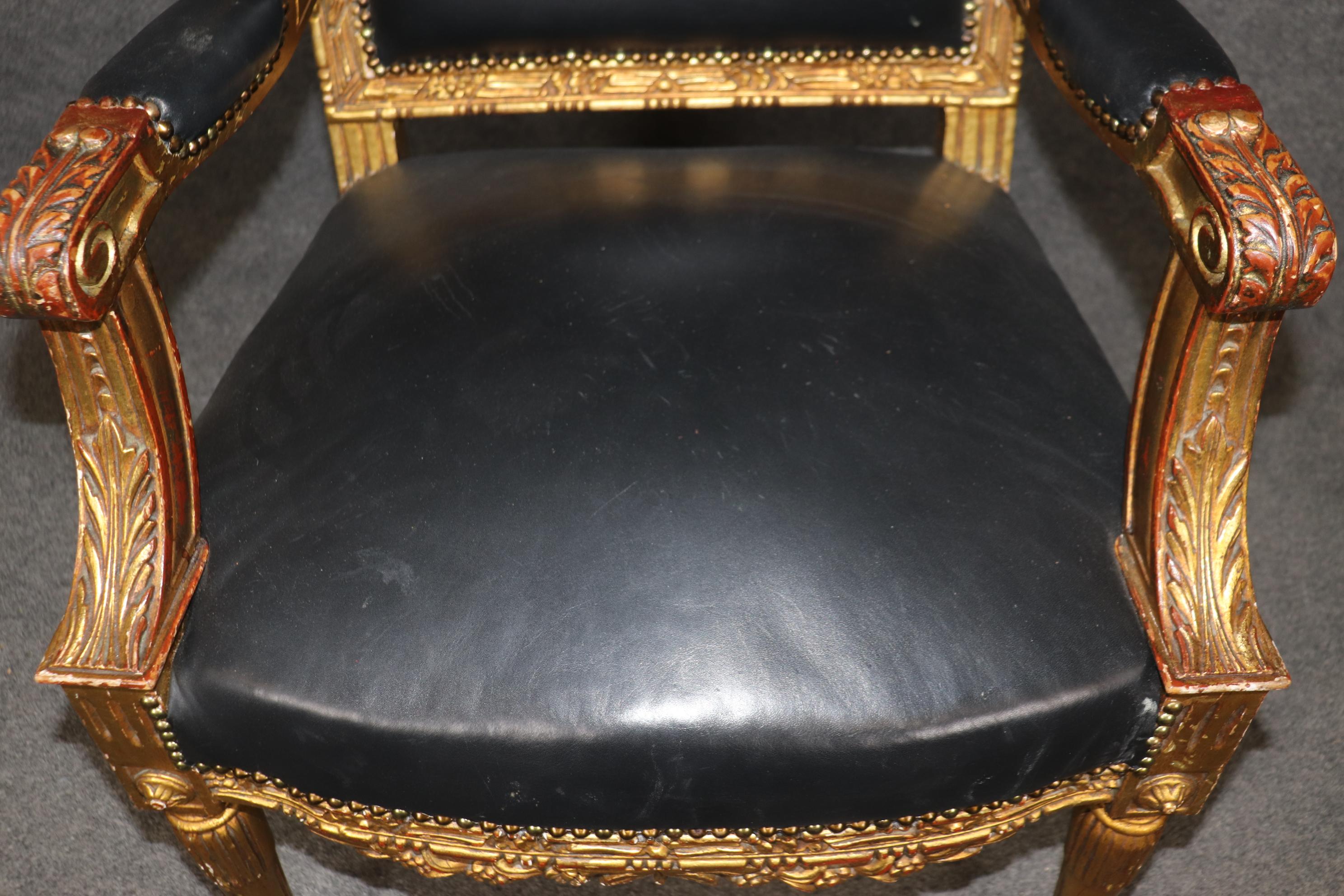 Fantastica coppia di poltrone francesi dorate in pelle Fauteuil à la Reine del 1890 in vendita 5