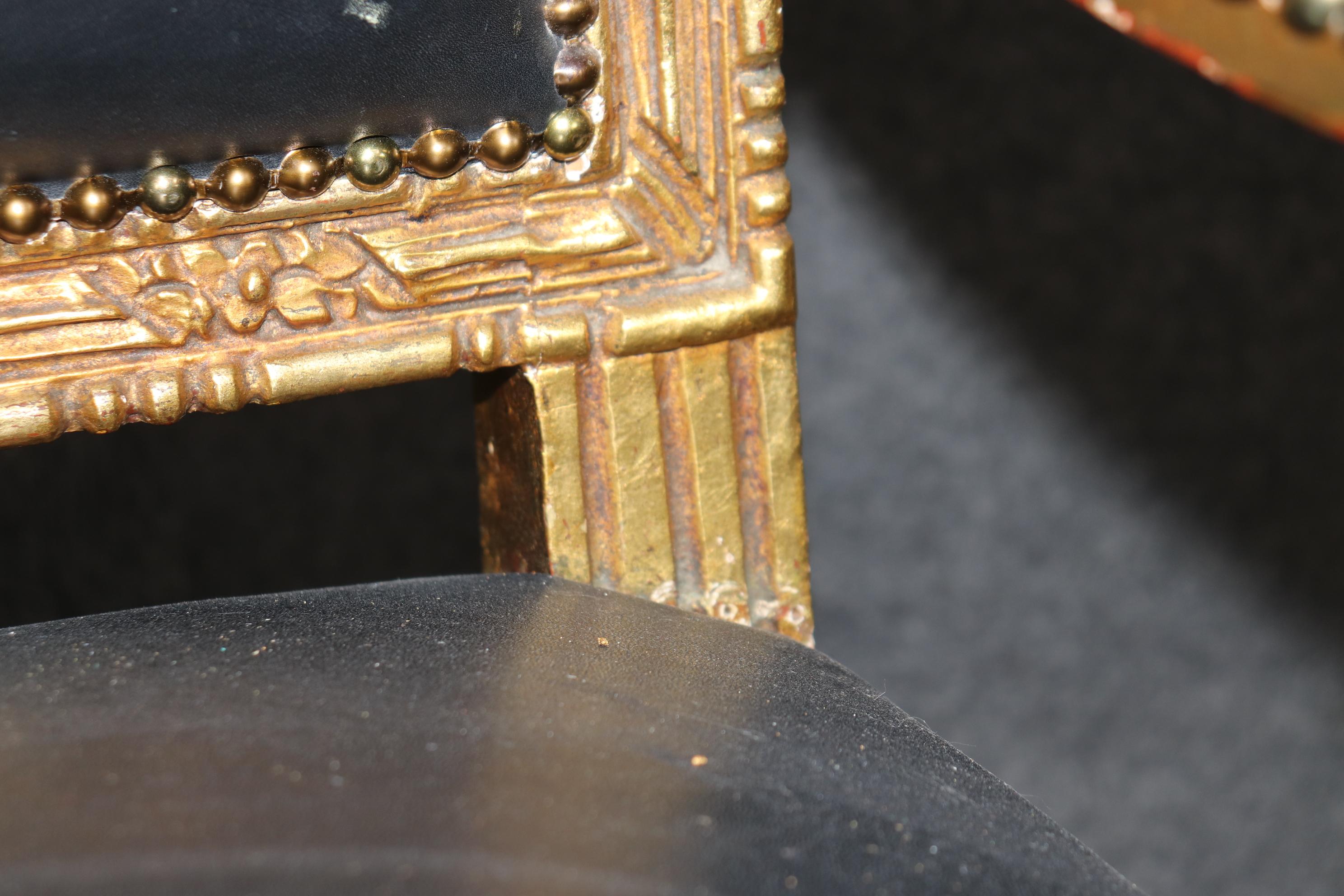 Fantastica coppia di poltrone francesi dorate in pelle Fauteuil à la Reine del 1890 in vendita 7