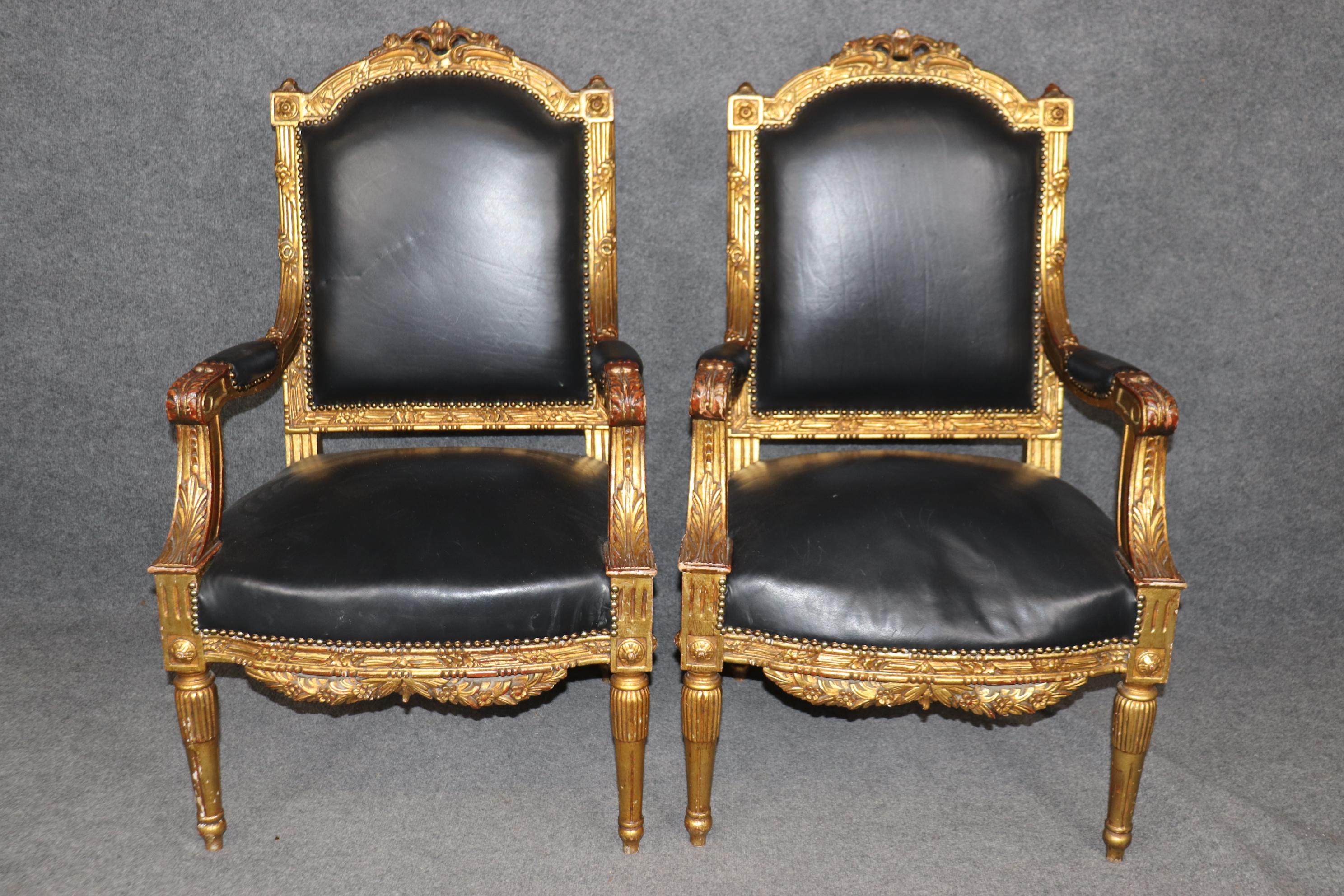 Si tratta di una spettacolare coppia di Fauteuil à la Reine o poltrone estremamente formali. Le sedie presentano un'incredibile doratura a foglia d'oro e un bellissimo rivestimento in pelle nera. Le sedie sono in buone condizioni d'epoca e la pelle