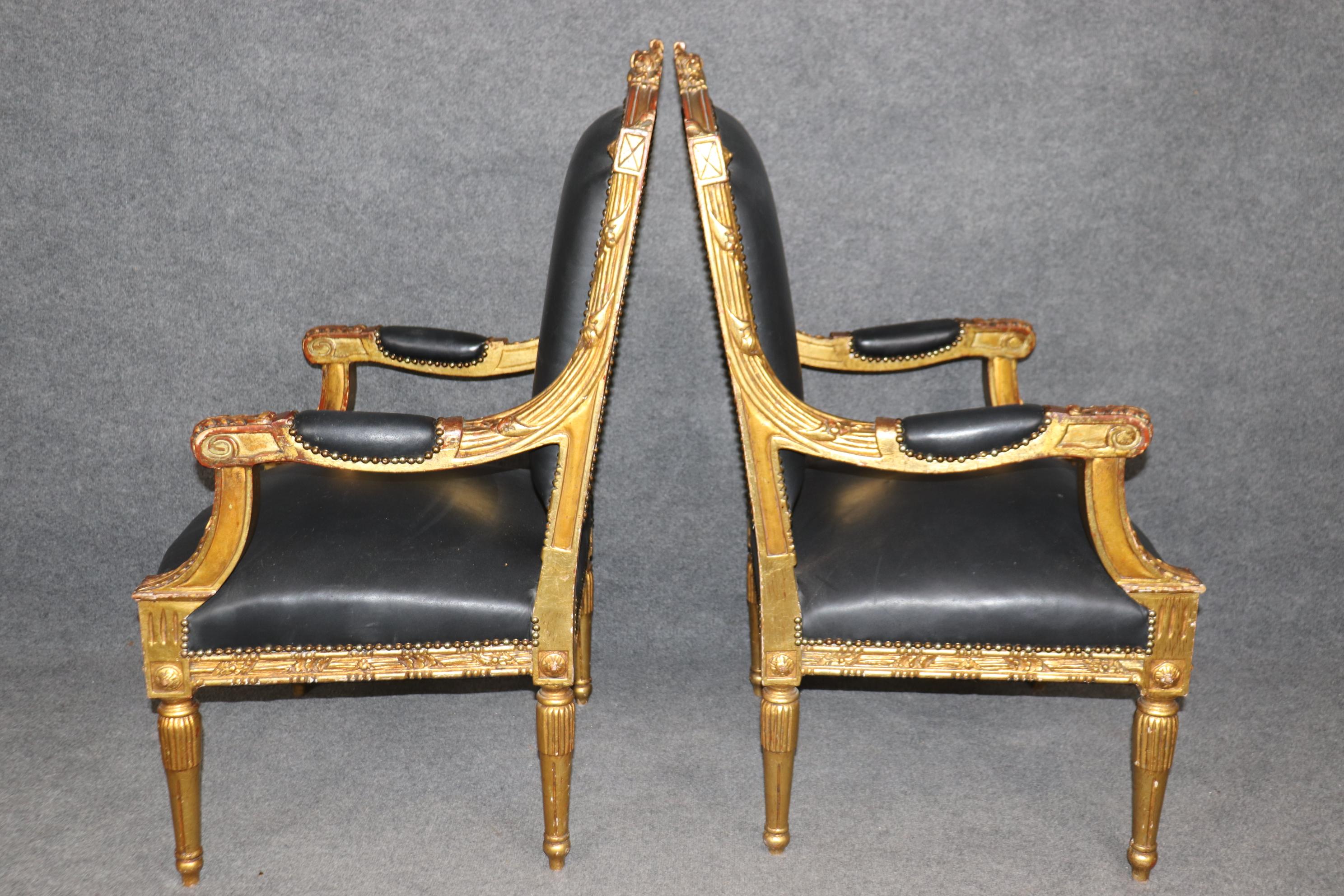 Fantastica coppia di poltrone francesi dorate in pelle Fauteuil à la Reine del 1890 In condizioni buone in vendita a Swedesboro, NJ