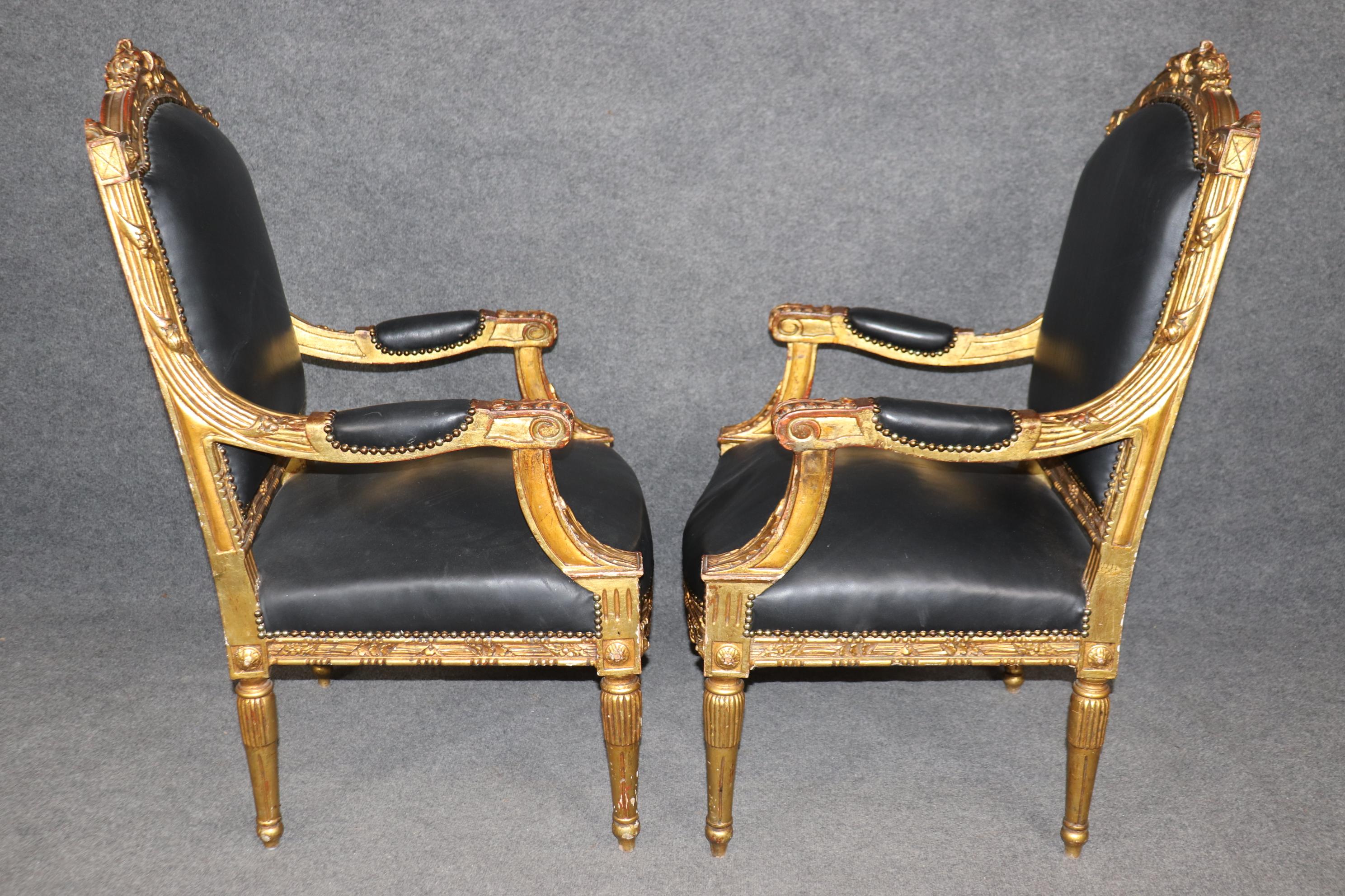 Pelle Fantastica coppia di poltrone francesi dorate in pelle Fauteuil à la Reine del 1890 in vendita