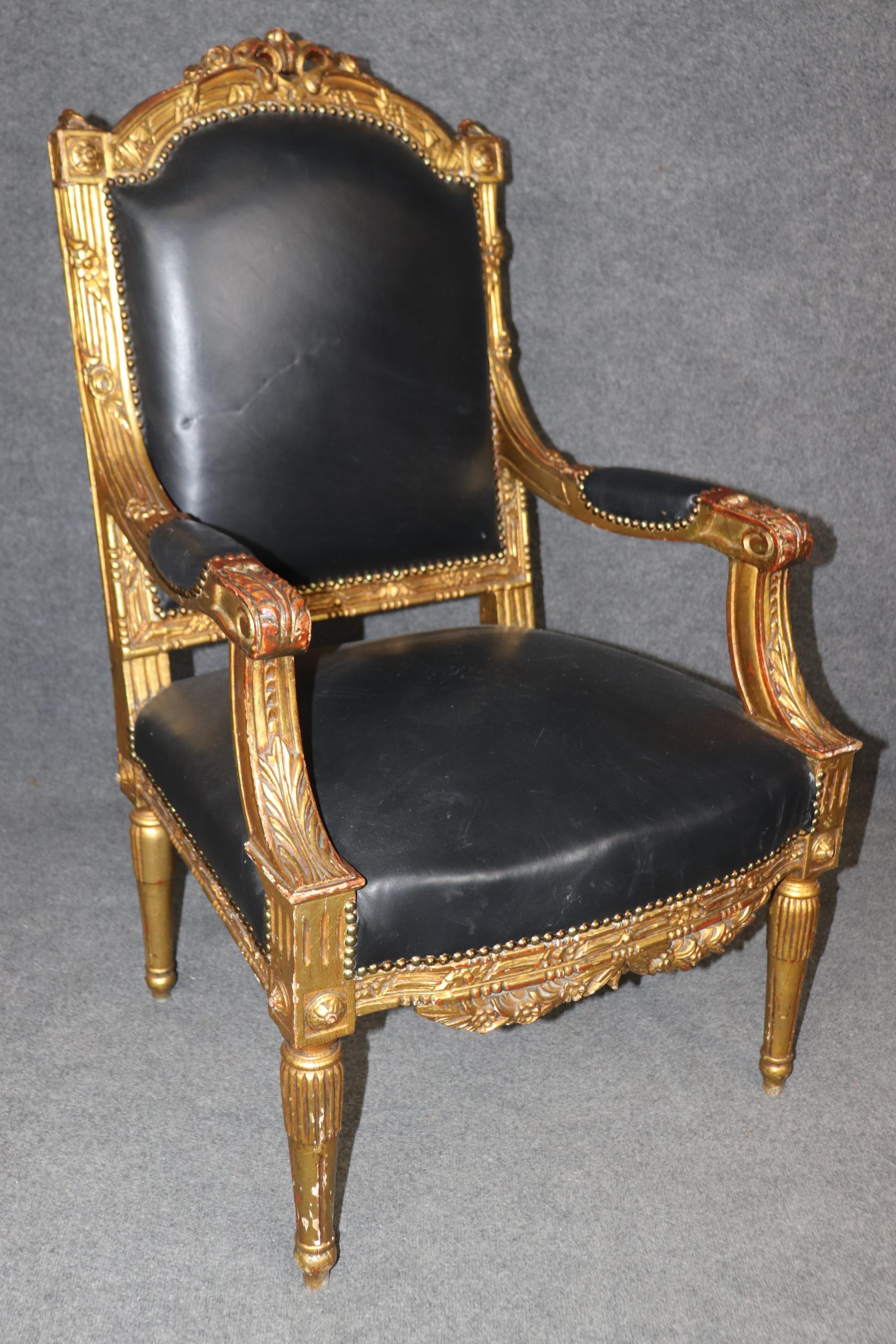 Fantastica coppia di poltrone francesi dorate in pelle Fauteuil à la Reine del 1890 in vendita 1