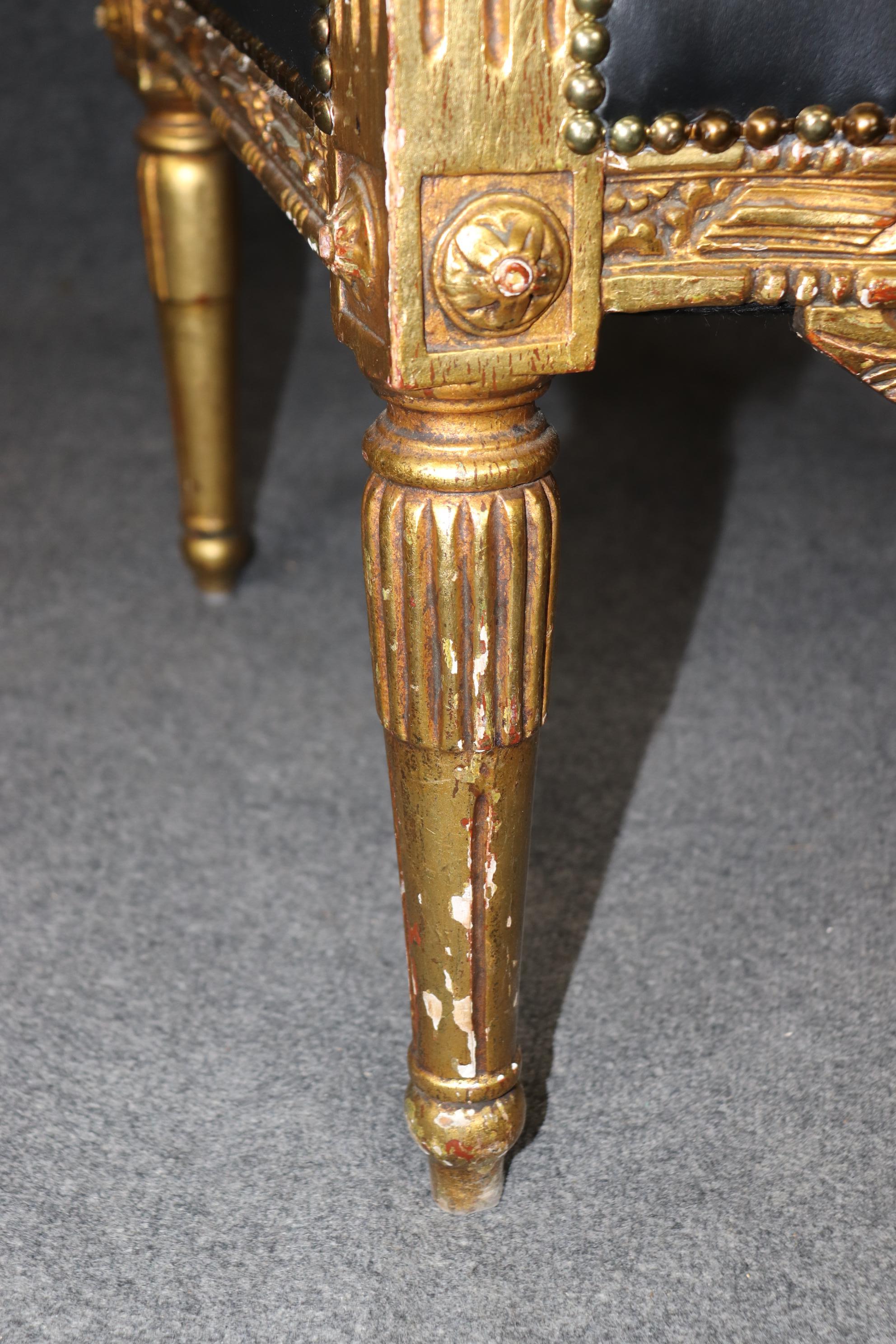 Fantastica coppia di poltrone francesi dorate in pelle Fauteuil à la Reine del 1890 in vendita 2