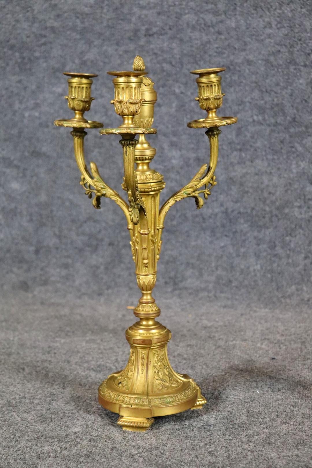 Fantástica Pareja de Candelabros Franceses de Bronce Estilo Luis XVI circa 1940 Francés en venta
