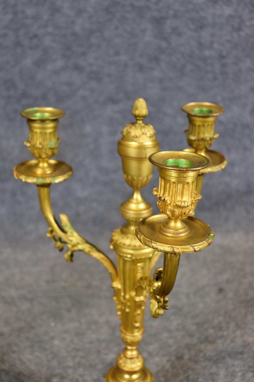 Fantástica Pareja de Candelabros Franceses de Bronce Estilo Luis XVI circa 1940 en Bueno estado para la venta en Swedesboro, NJ