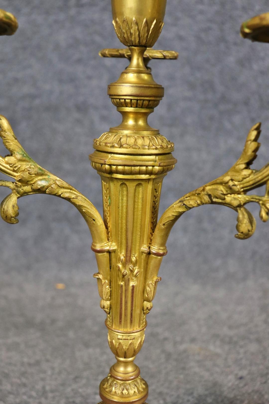 Fantástica Pareja de Candelabros Franceses de Bronce Estilo Luis XVI circa 1940 mediados del siglo XX en venta