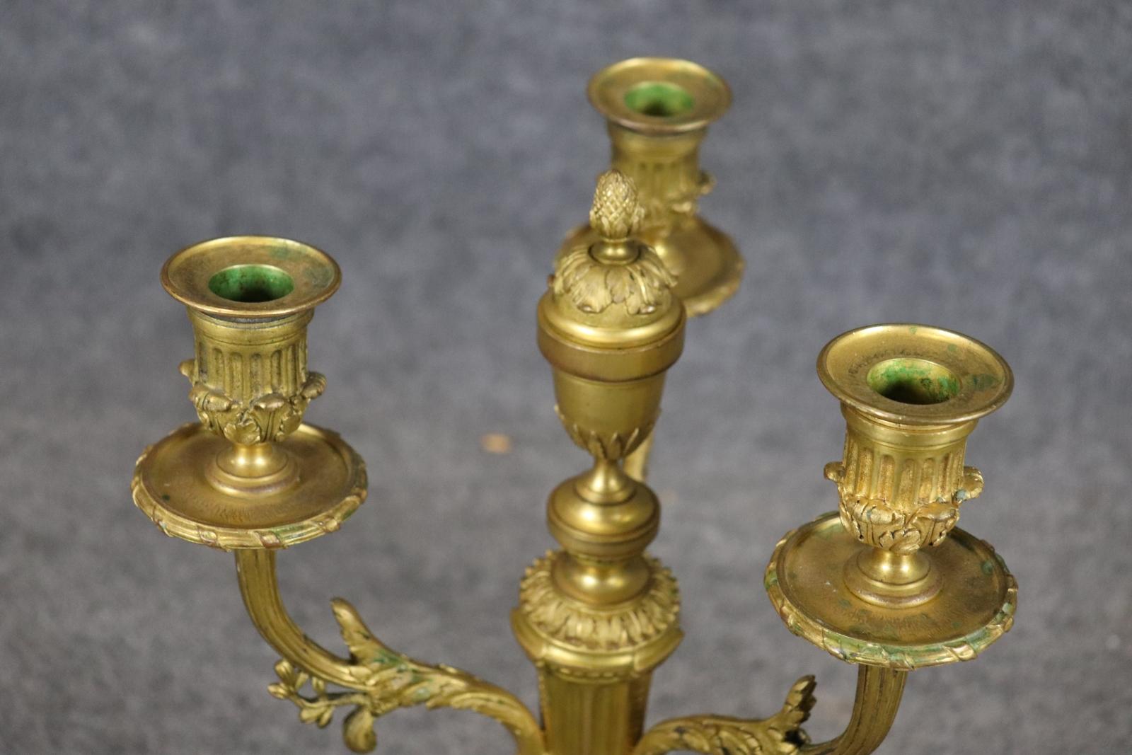 Fantástica Pareja de Candelabros Franceses de Bronce Estilo Luis XVI circa 1940 en venta 1